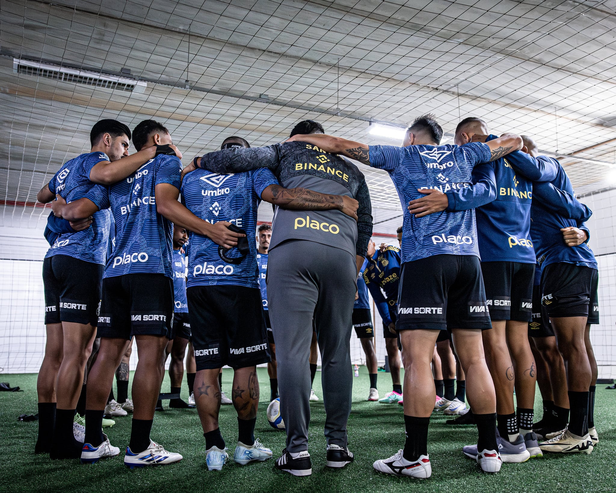 Bastidores: confus&atilde;o no vesti&aacute;rio do Santos escancara desorganiza&ccedil;&atilde;o fora do campo