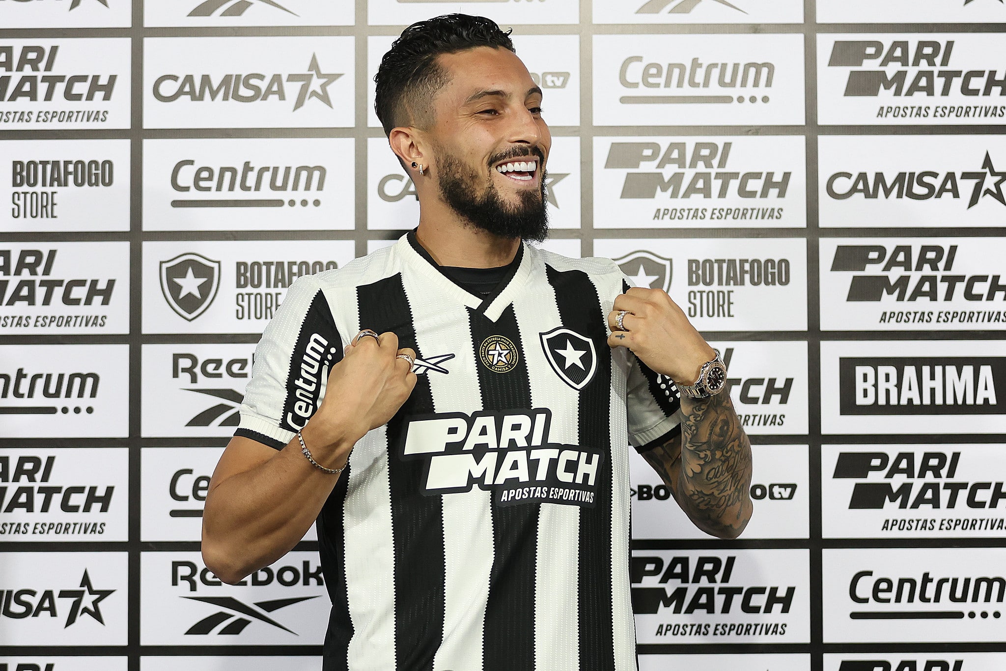 Como Alex Telles virou a contrata&ccedil;&atilde;o mais r&aacute;pida da SAF do Botafogo