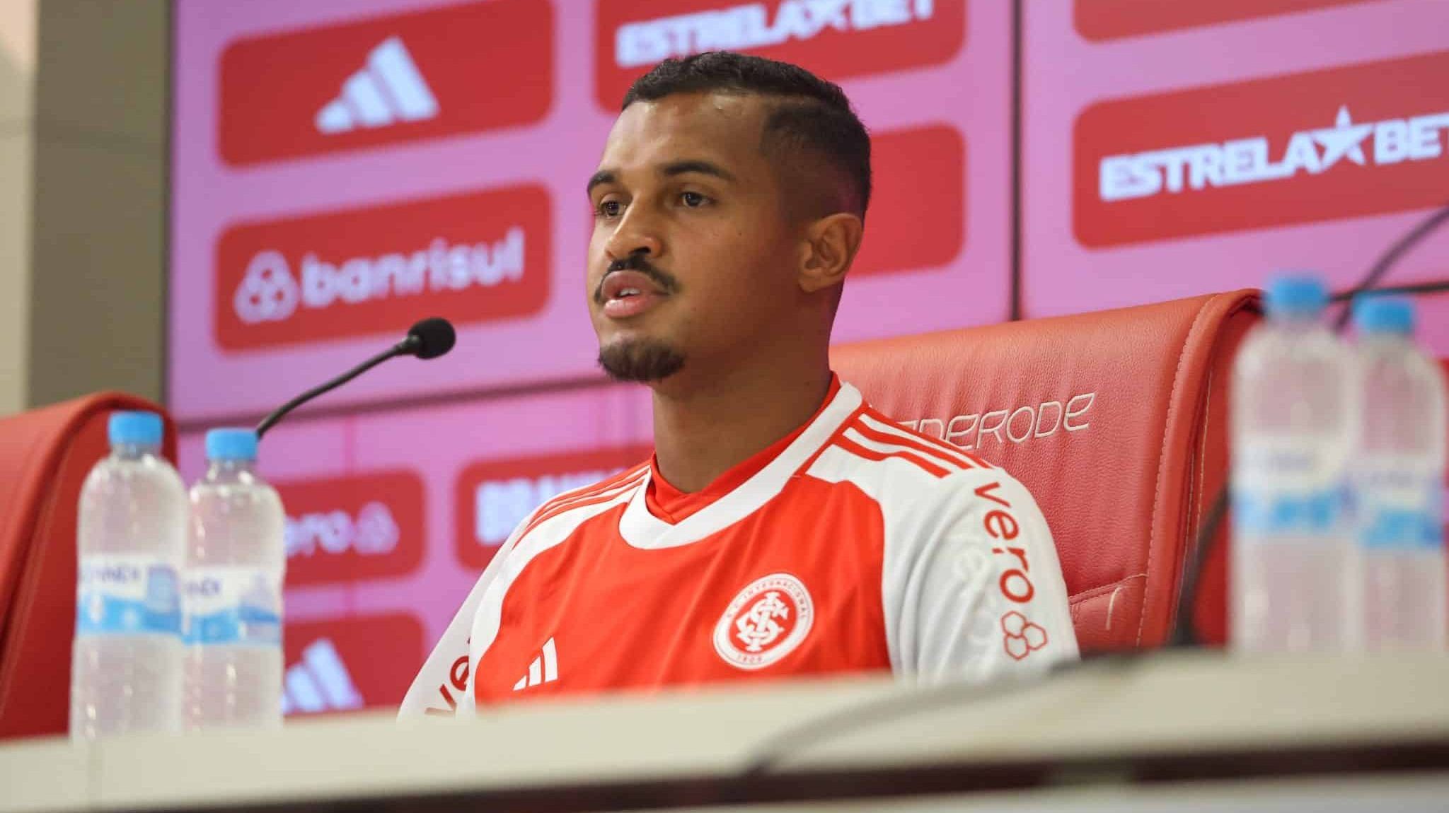 Potencial de sele&ccedil;&atilde;o? Treinador portugu&ecirc;s rasga elogios a novo zagueiro do Internacional