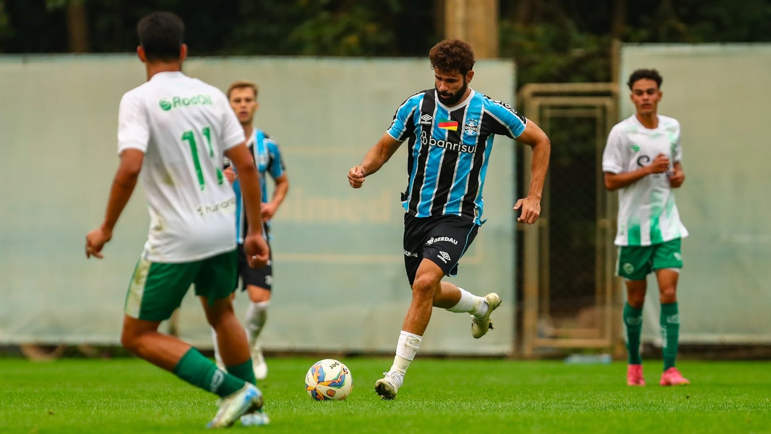 Gr&ecirc;mio: Diego Costa d&aacute; chilique e consegue ser expulso em derrota do time B
