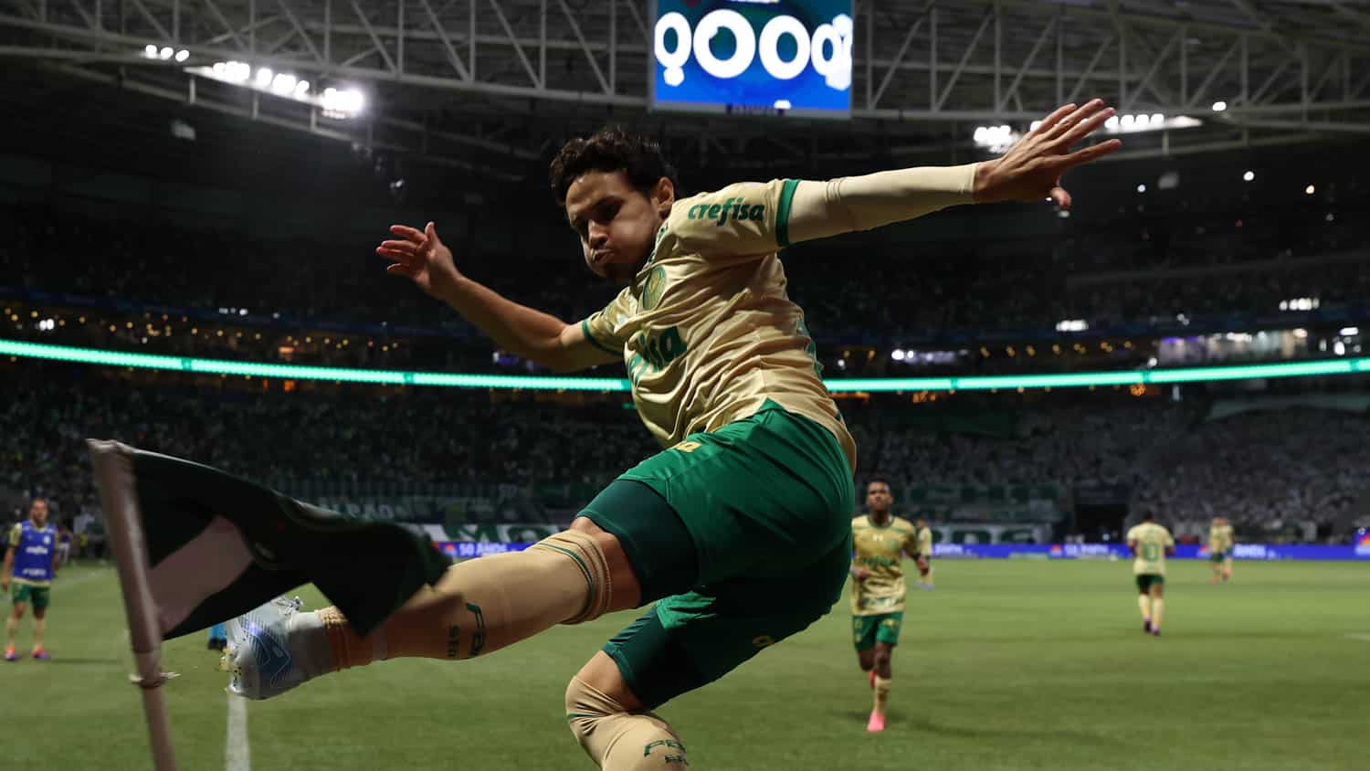 Raphael Veiga, do Palmeiras, comemora seu gol contra o Crici&uacute;ma pelo Campeonato Brasileiro