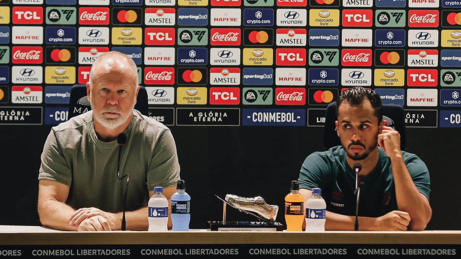 Mano Menezes e Lima na coletiva ap&oacute;s a vit&oacute;ria sobre o Atl&eacute;tico-MG: t&eacute;cnico rasgou elogios ao meia do Fluminense - Foto: LUCAS MER&Ccedil;ON / FLUMINENSE F.C.