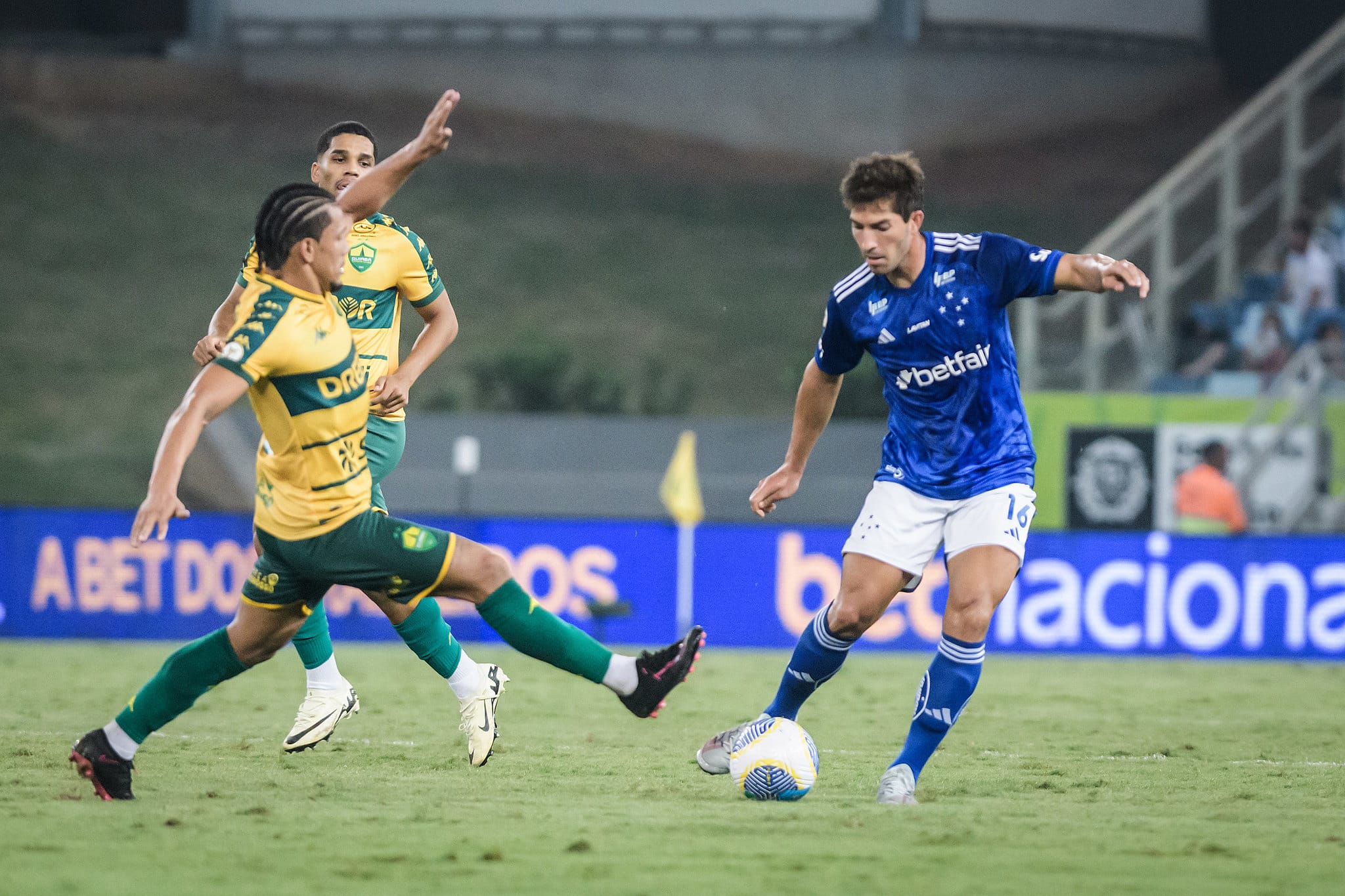 Lucas Silva em a&ccedil;&atilde;o na Arena Pantanal 