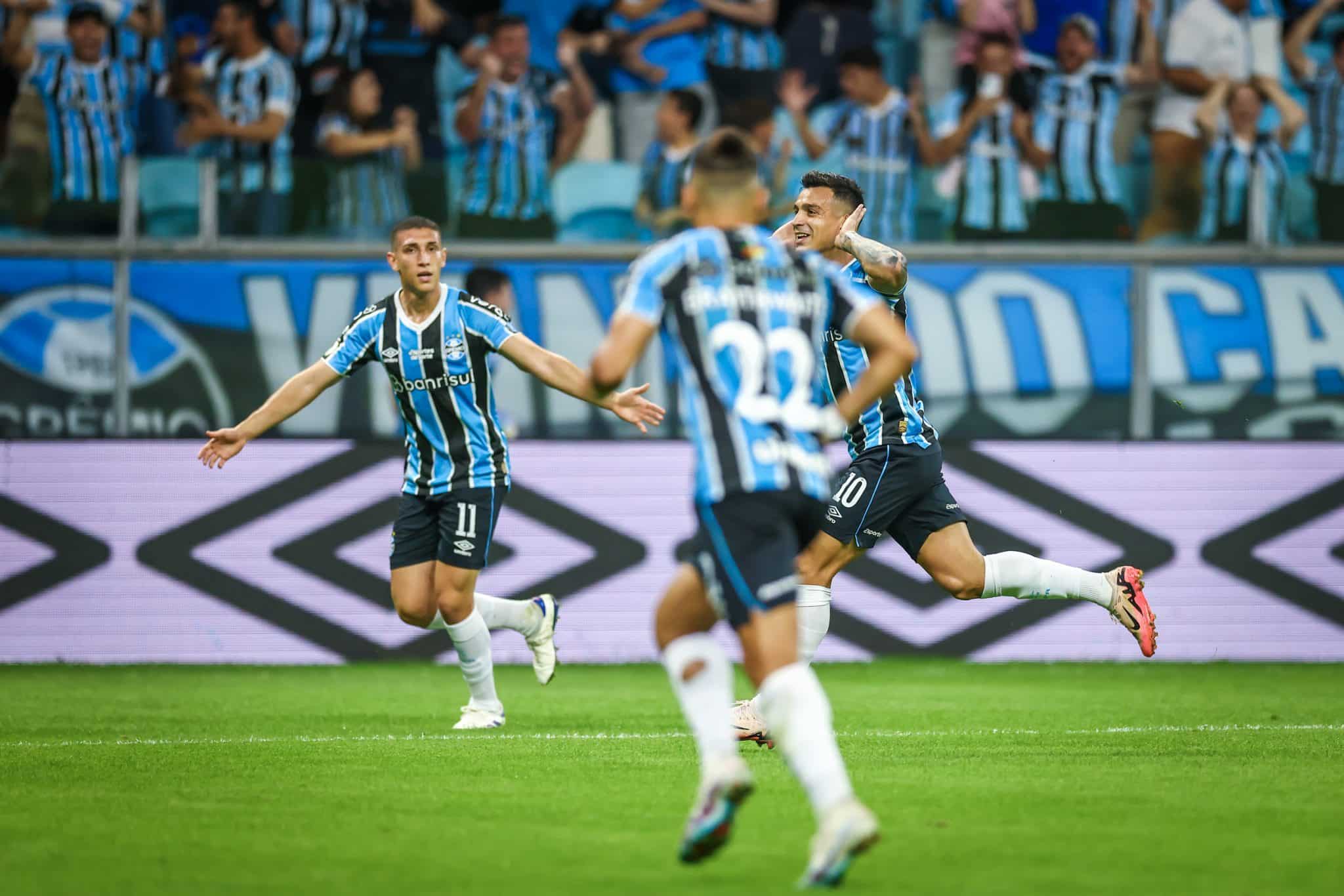 Monsalve e Cristaldo comemoram gol do argentino na vit&oacute;ria do Gr&ecirc;mio sobre o Flamengo