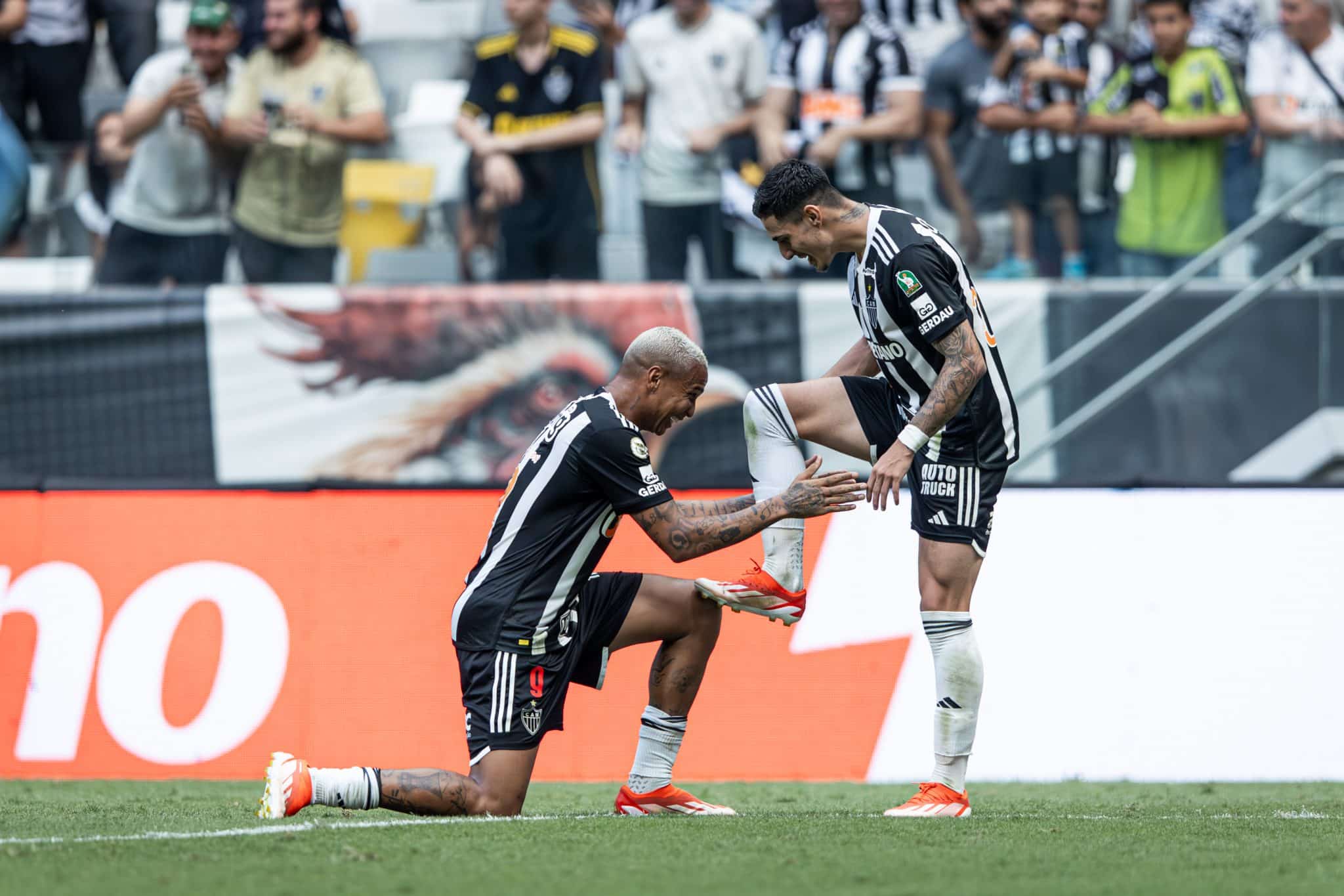 Deyverson celebrou com Cadu o gol do jovem atleticano