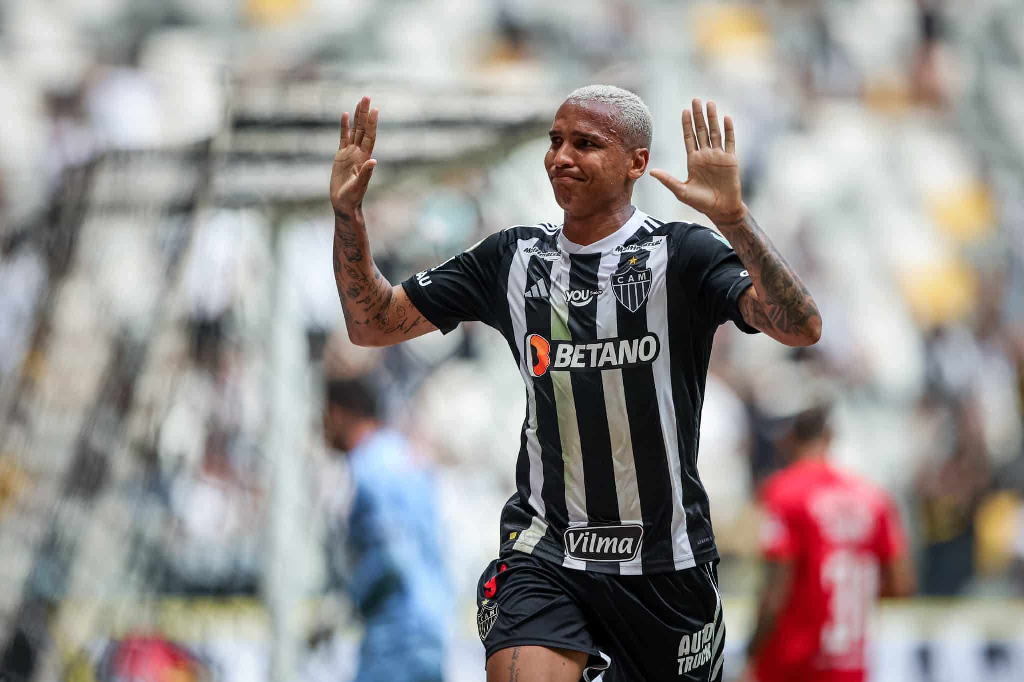 Deyverson celebrou seu gol pedindo desculpas a torcida do Galo 