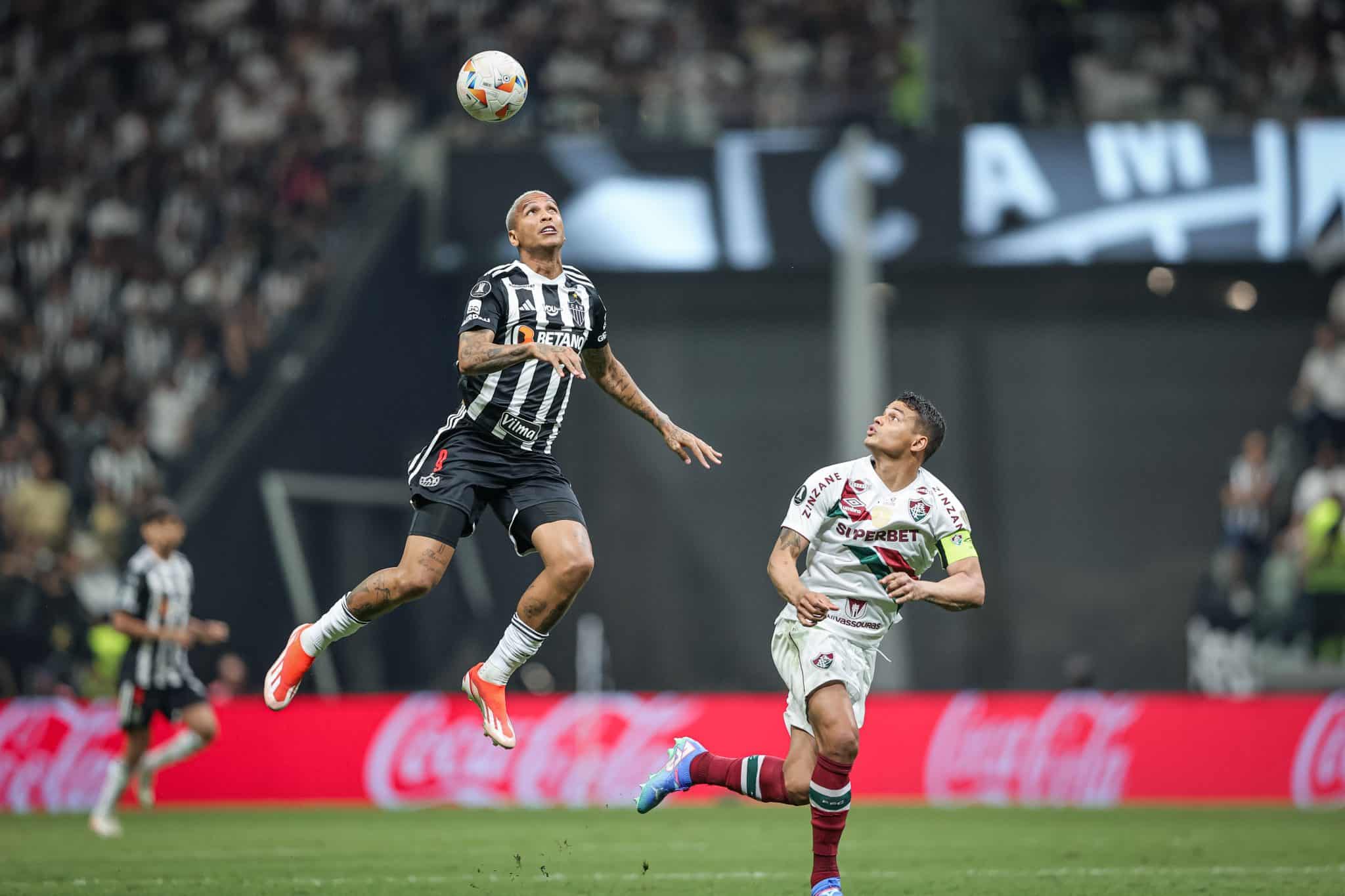 Deyverson teve alguns duelos com Thiago Silva