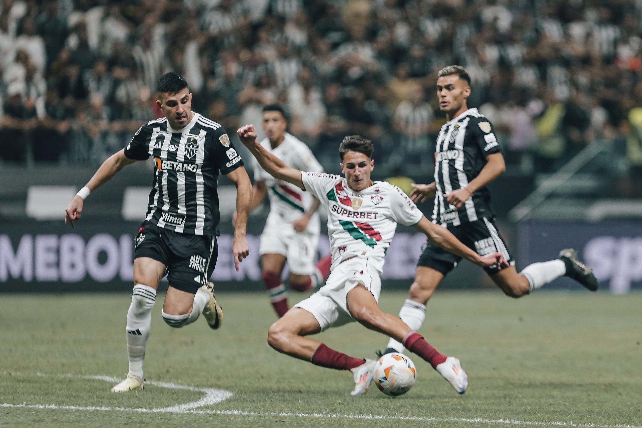 Facundo Bernal isolou a melhor chance do Fluminense no jogo - Foto: Lucas Mer&ccedil;on/FFC