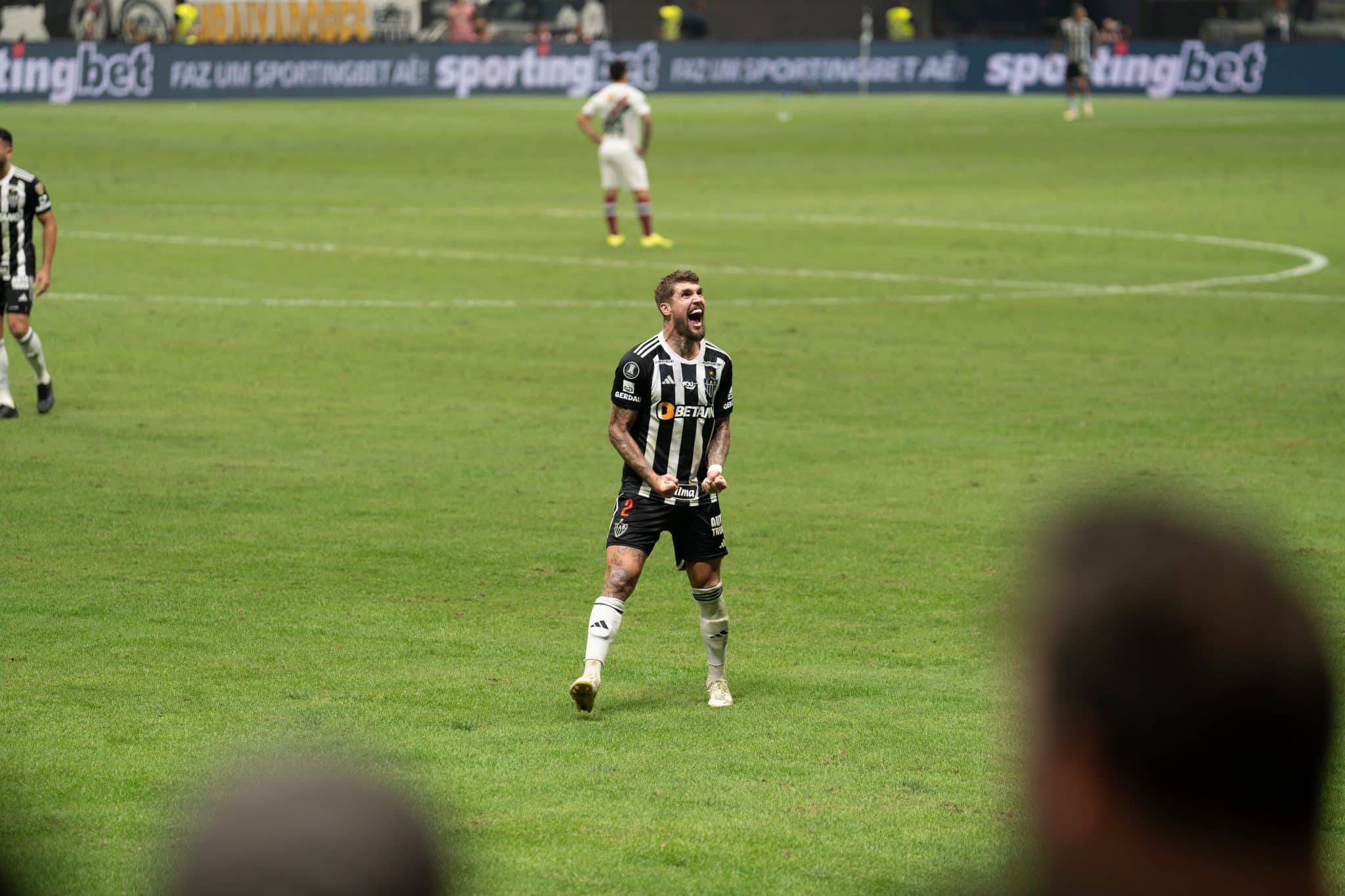 Lyanco vibra com a torcida do Galo