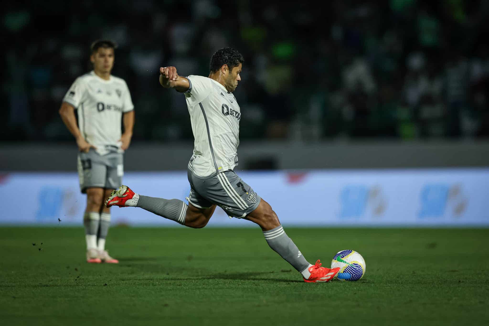 Hulk cobrando falta pelo Atl&eacute;tico