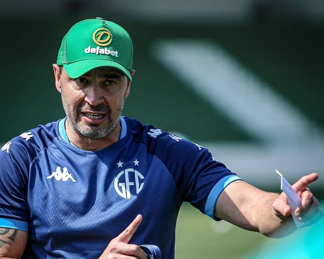 Treinador revela como pretende operar milagre no Guarani, lanterna da S&eacute;rie B