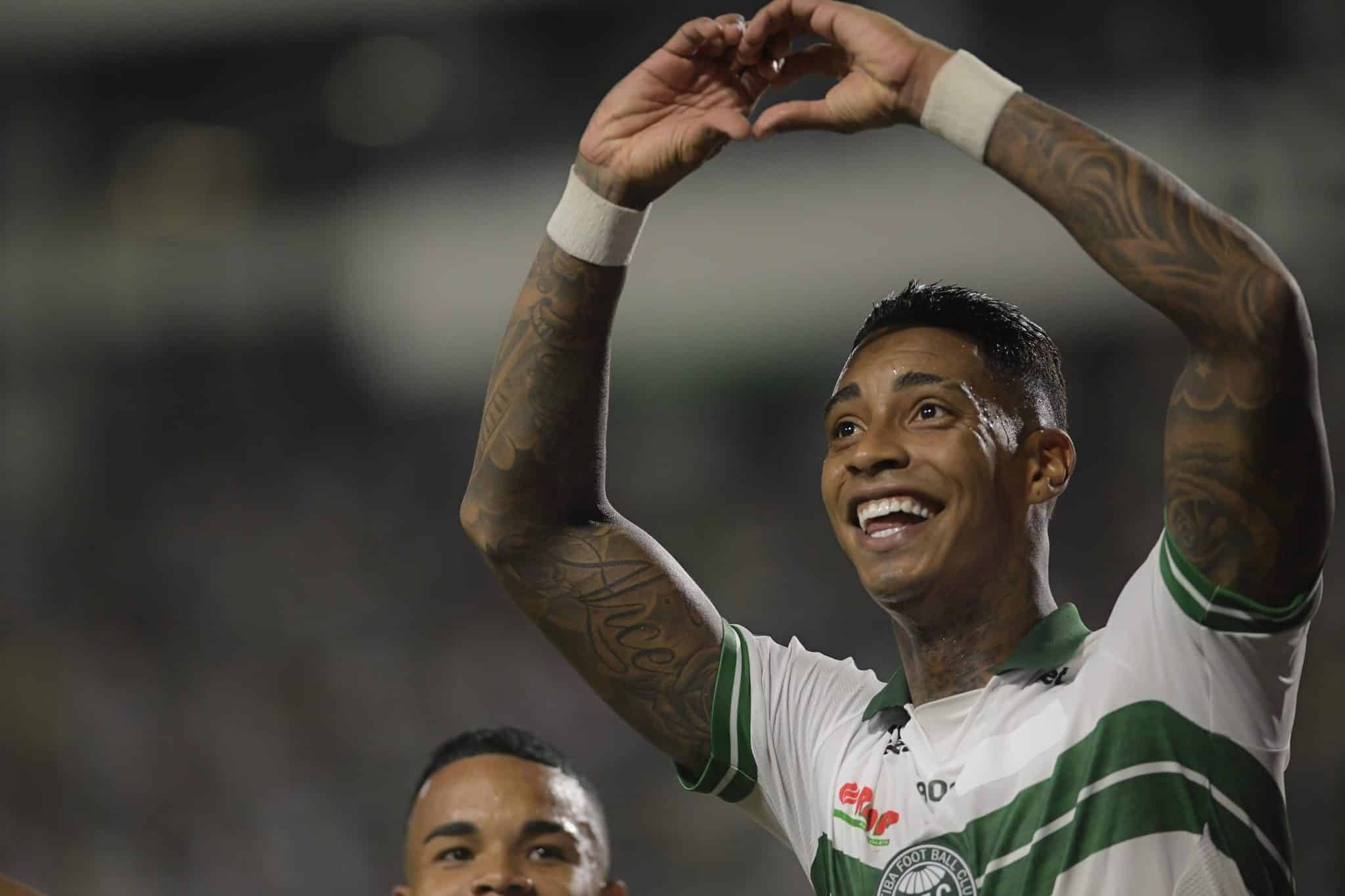 T&eacute;cnico do Coritiba imp&otilde;e condi&ccedil;&atilde;o para punido por apostas retornar aos gramados