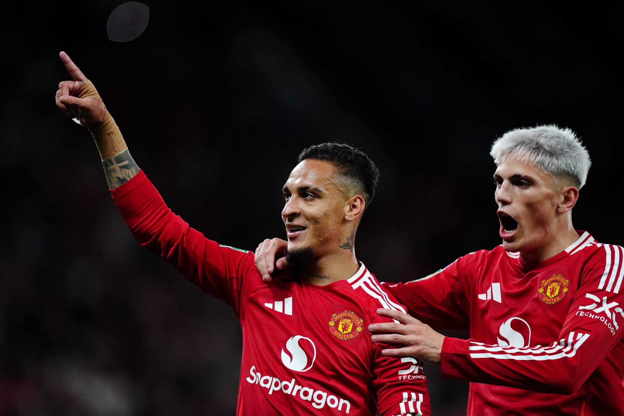 Antony comemora seu gol diante do Barnsley pela Copa da Liga Inglesa