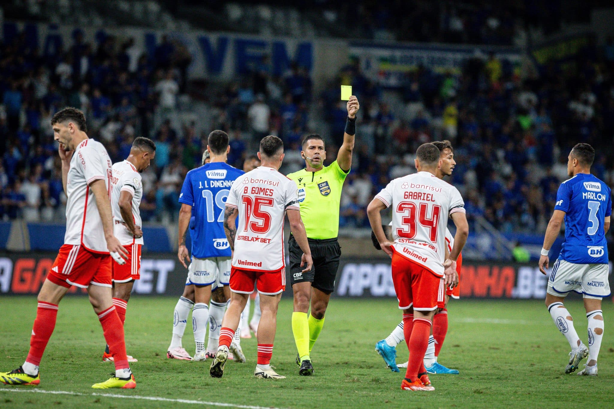 &Aacute;rbitro aplica cart&atilde;o amarelo em jogador do Internacional durante partida contra o Cruzeiro no Brasileir&atilde;o 2024