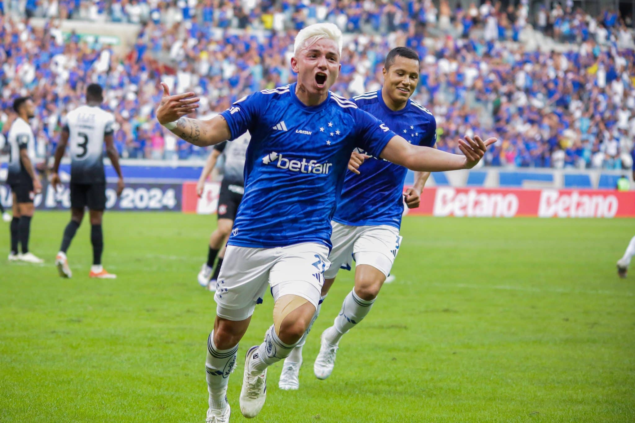 Barreal comemora lindo gol marcado em vitória do Cruzeiro sobre o Corinthians