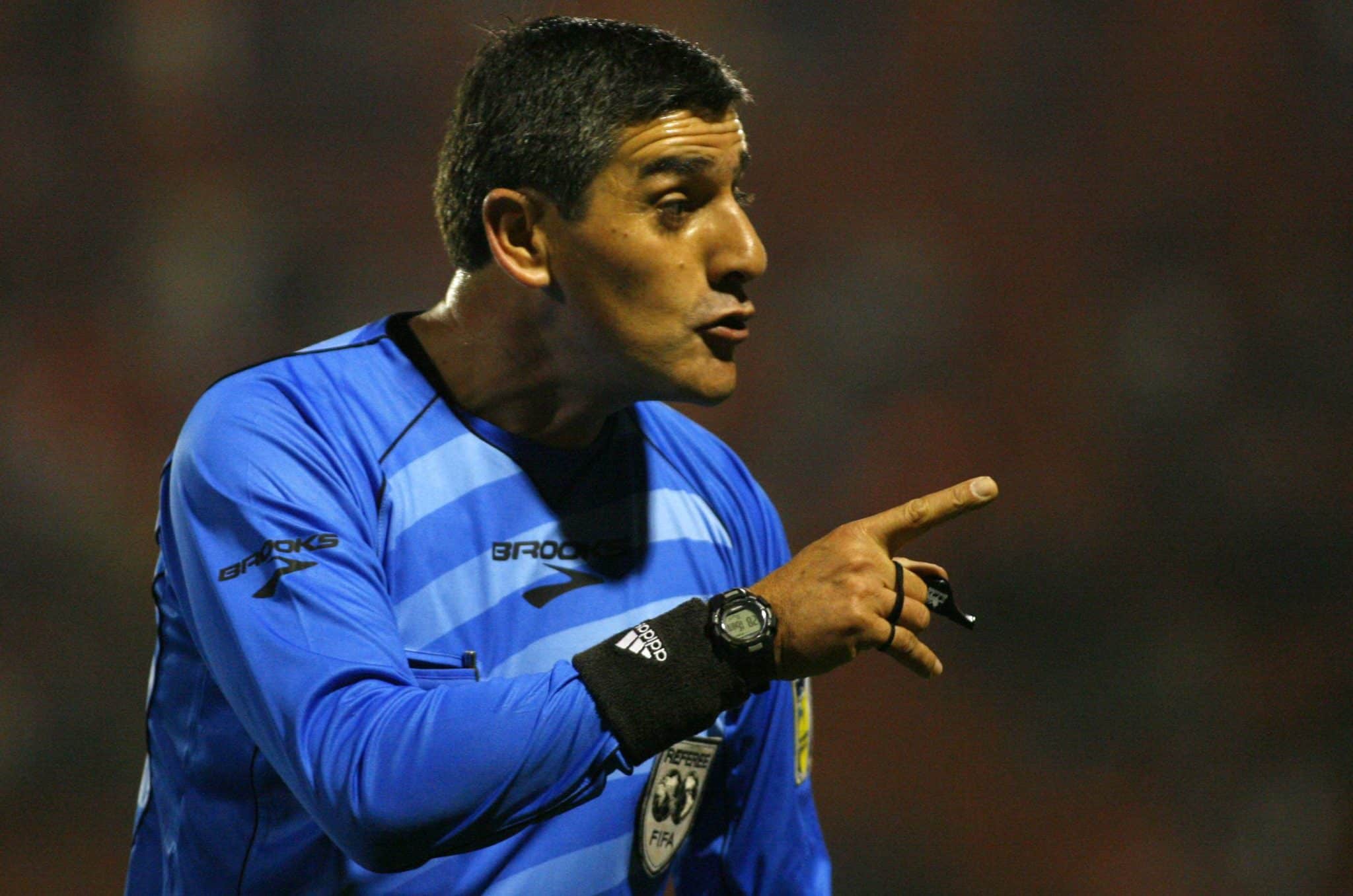 &Aacute;rbitro Carlos Chand&iacute;a evitou expulsar Messi para presentear filho com a camisa do jogador