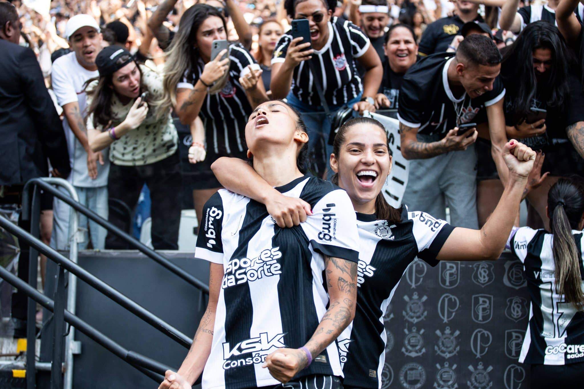 Torcida do Corinthians deu um show &agrave; parte e bateu recorde de p&uacute;blico no futebol feminino na final do Brasileir&atilde;o