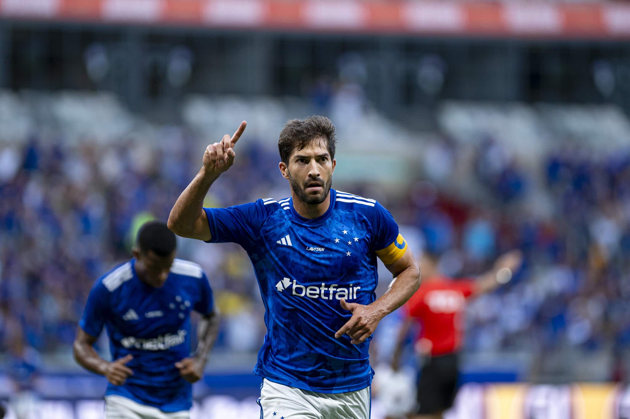 Lucas Silva comemora gol marcado em Cruzeiro x Botafogo