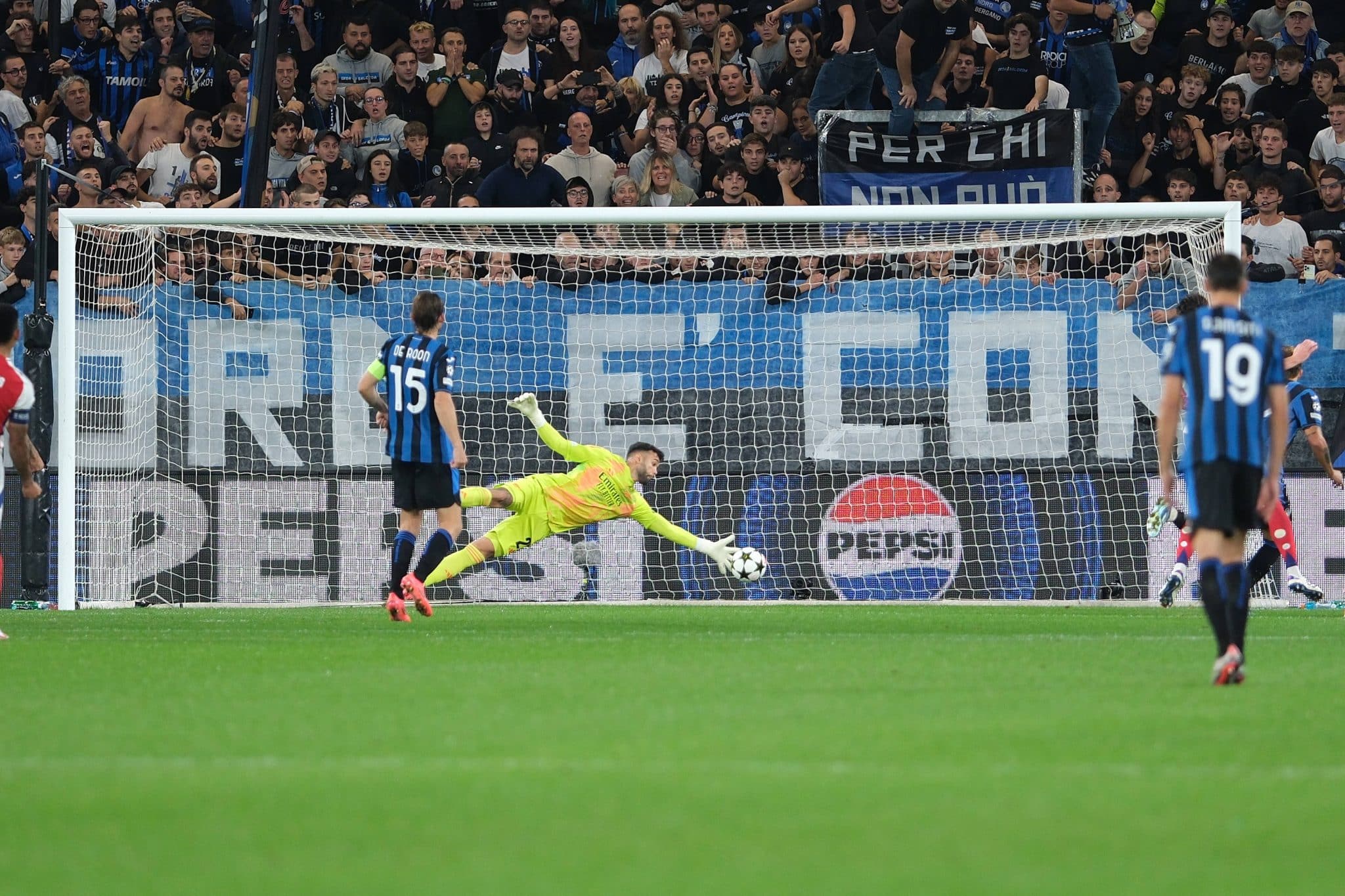 David Raya, goleiro do Arsenal, no momento que opera milagre contra a Atalanta na UEFA Champions League