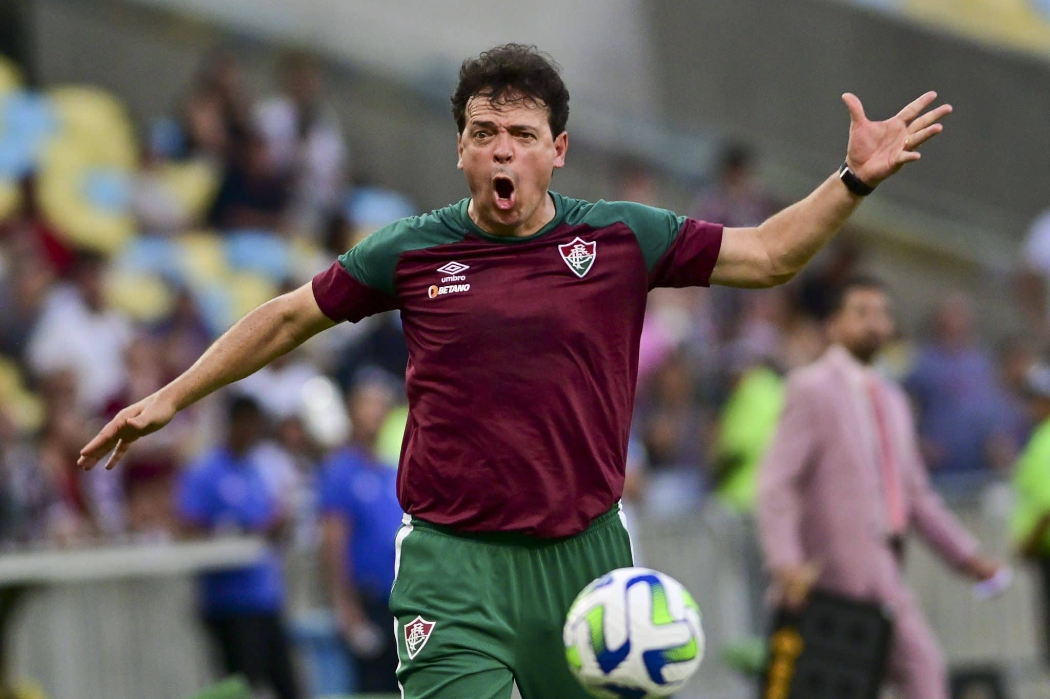 Fernando Diniz tem perfil en&eacute;rgico e vibrante, sempre em busca do ataque