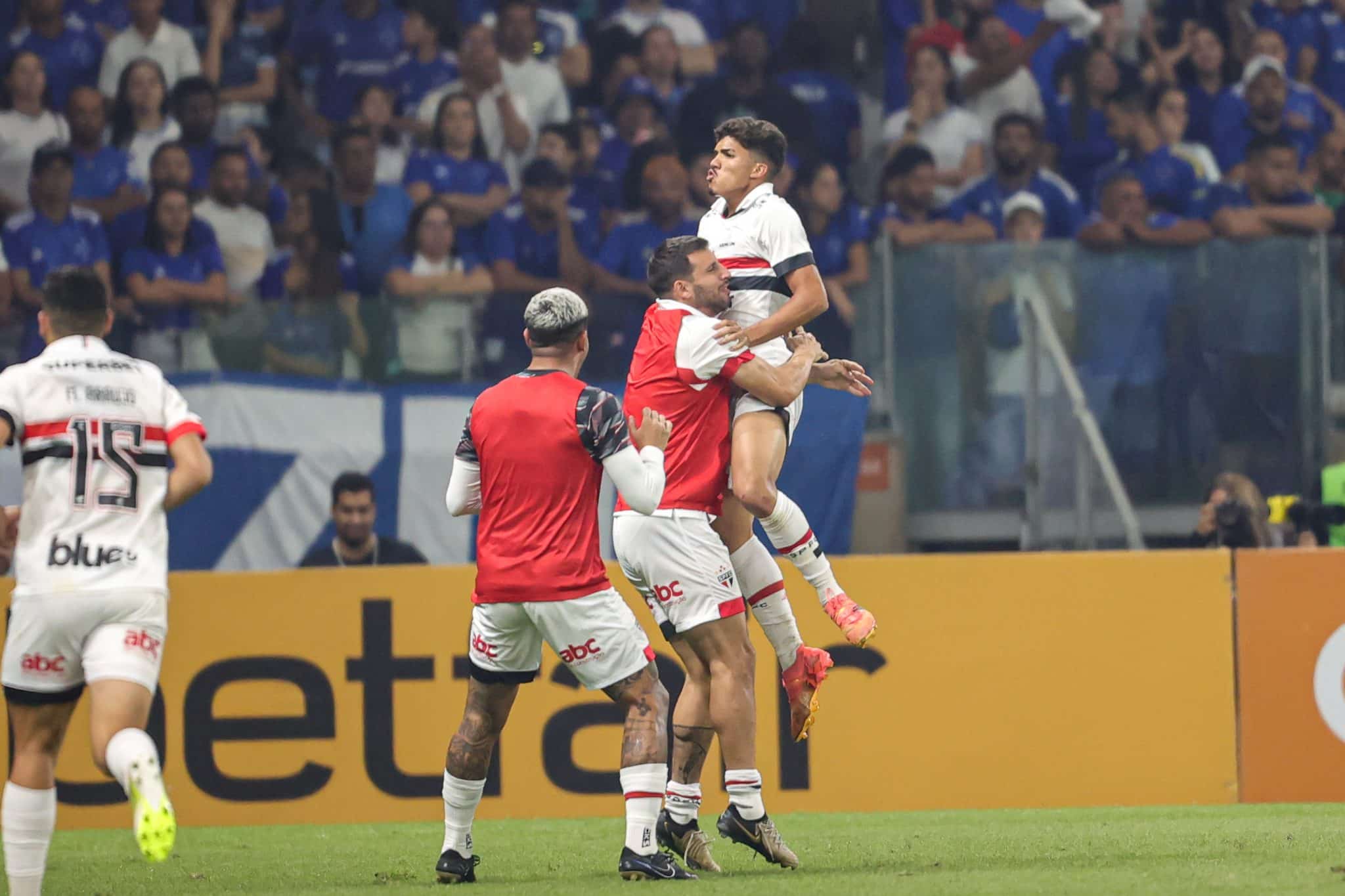 Garoto William Gomes, de 18 anos, celebra gol que deu a vit&oacute;ria ao S&atilde;o Paulo contra o Cruzeiro