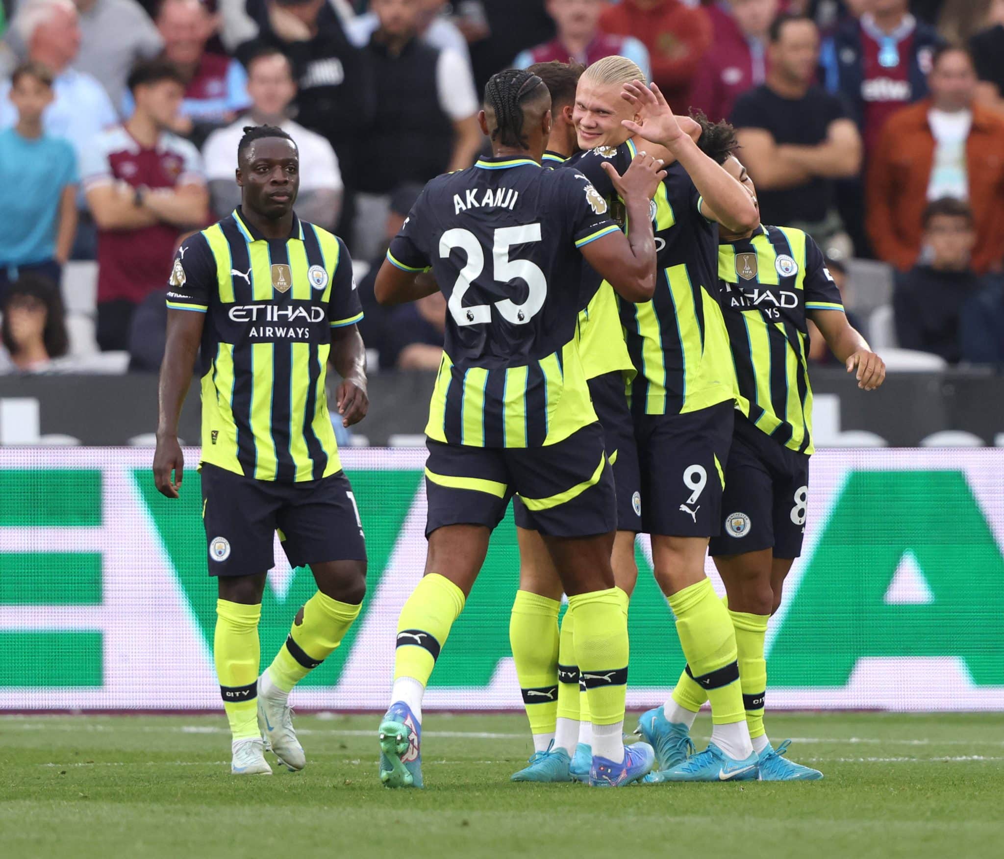Haaland comemora mais um gol do Manchester City em vit&oacute;ria sobre o West Ham