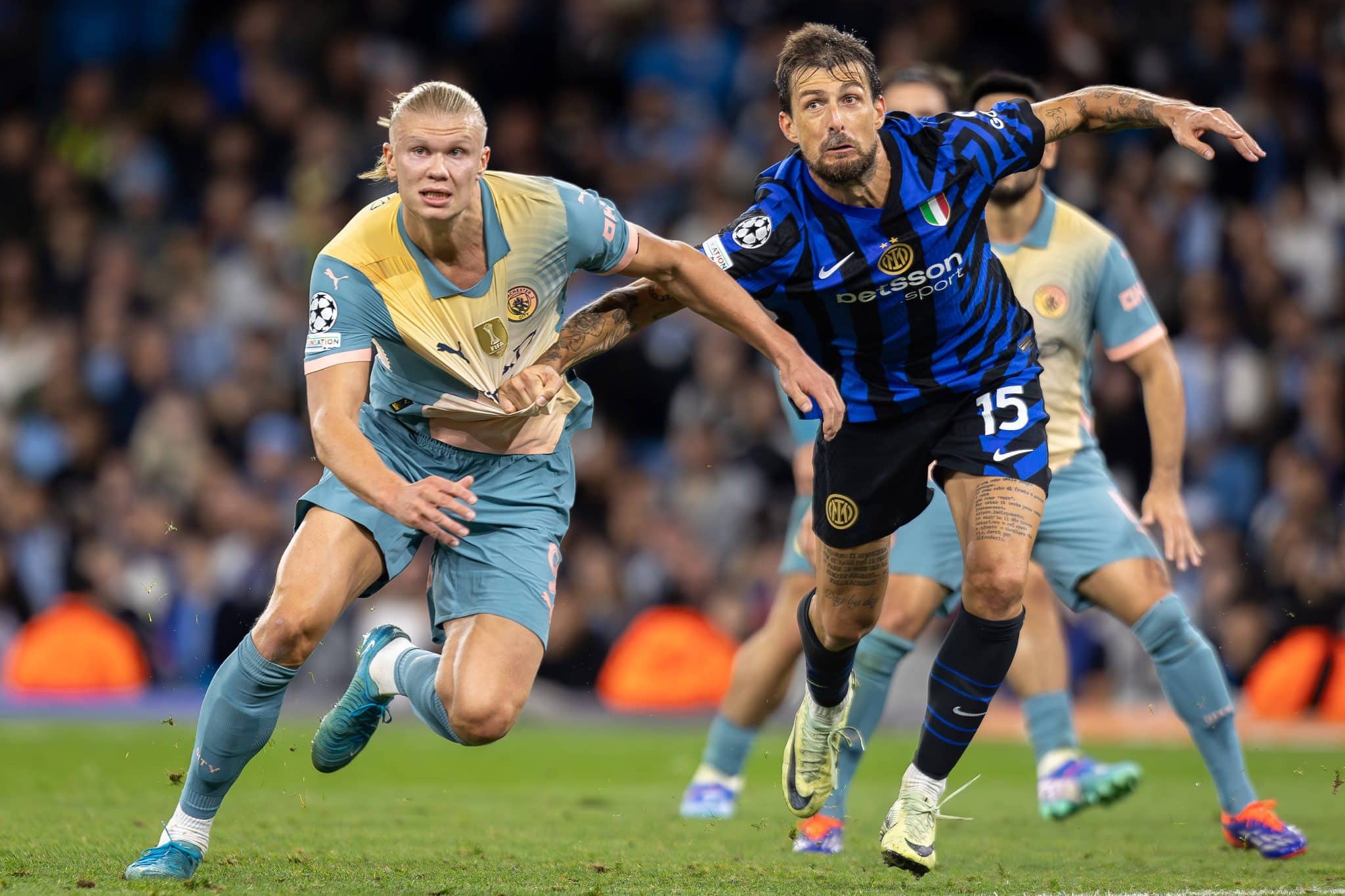 Haaland &eacute; puxado por Acerbi durante o jogo diante da Internazionale na Champions League