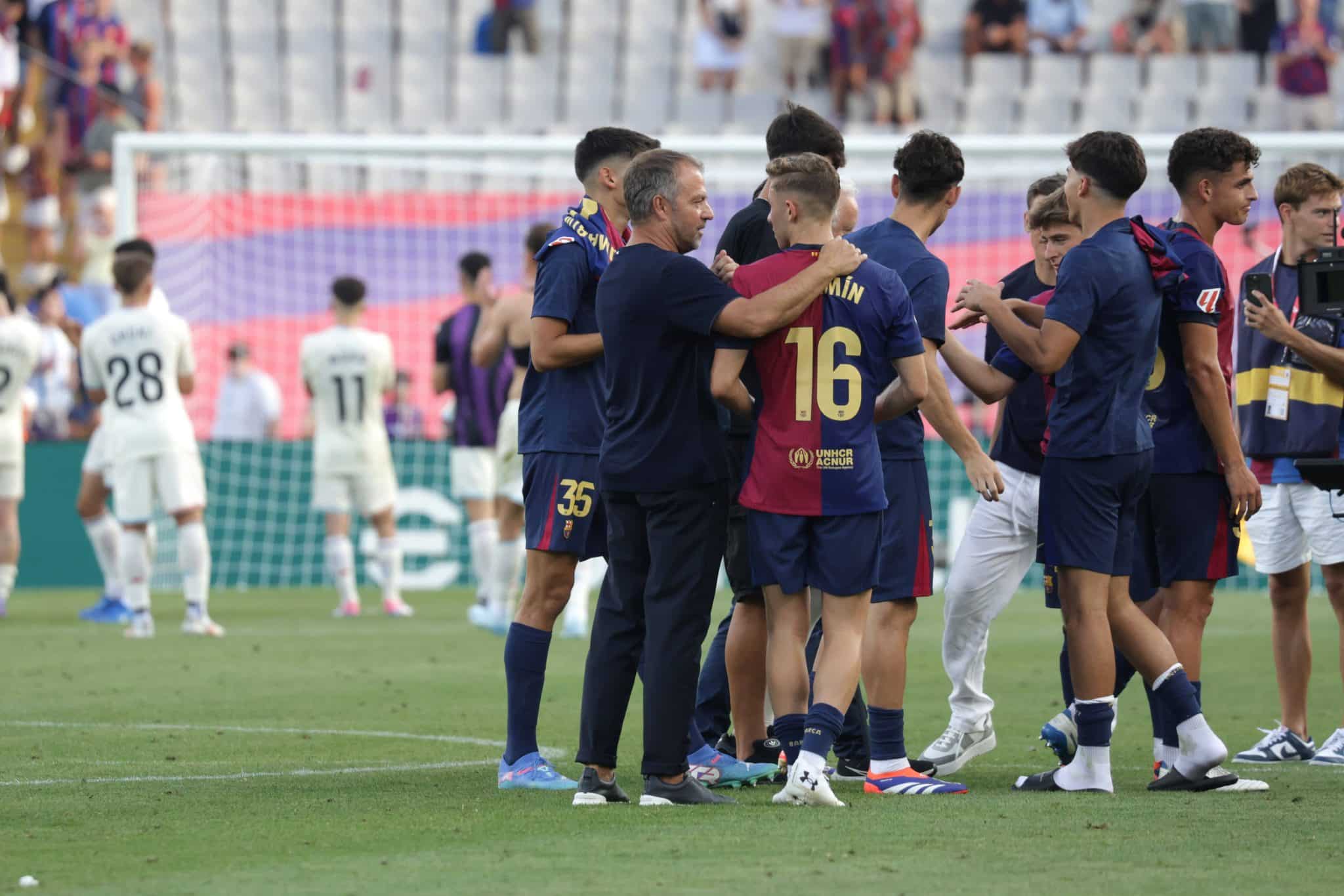 Hansi Flick comemora goleada do Barcelona sobre o Valladolid ao lado de seus jogadores