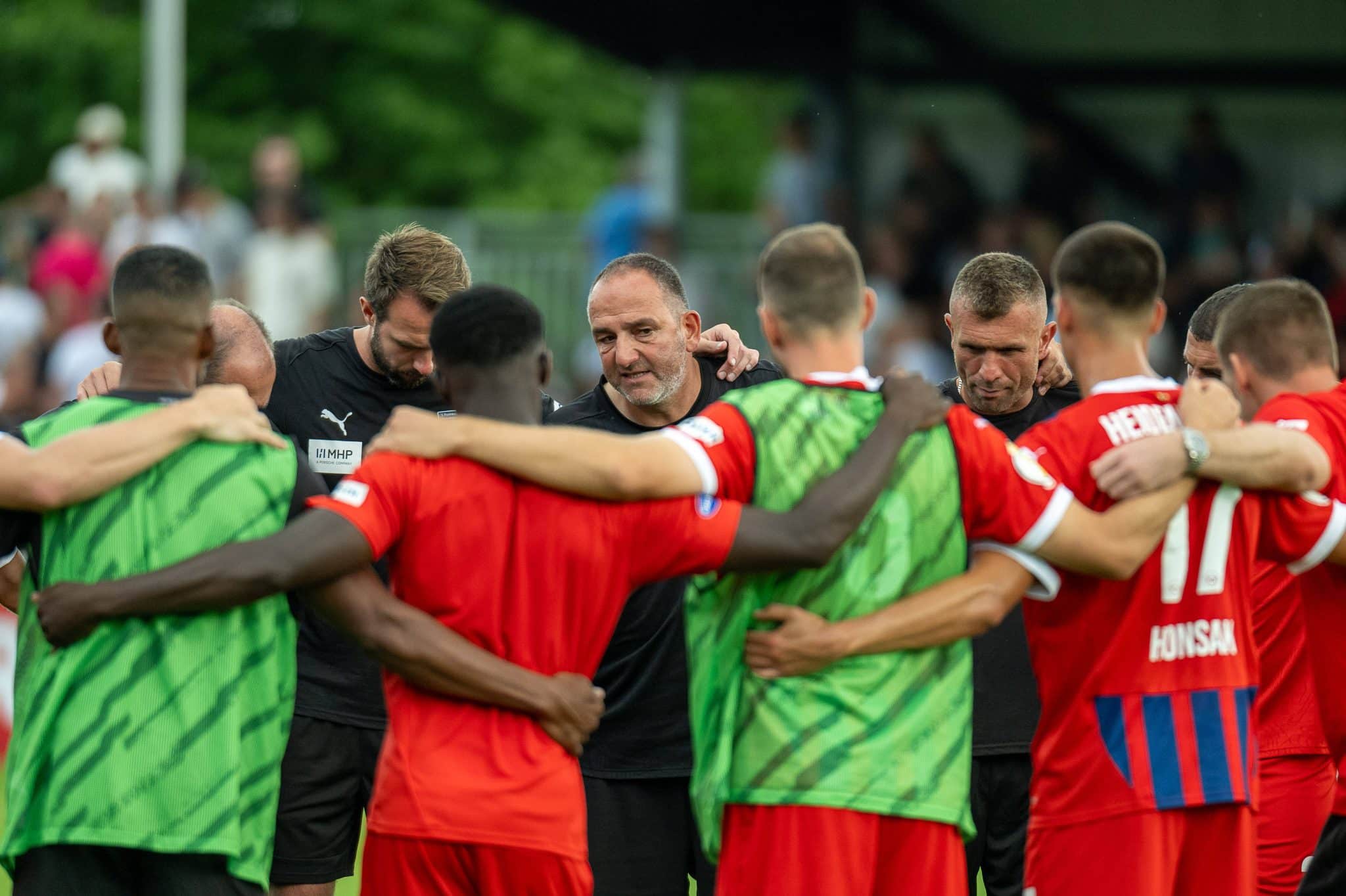Uni&atilde;o, e comprometimento do trabalho s&atilde;o as marcas do sucesso do Heidenheim, estreante na Conference League