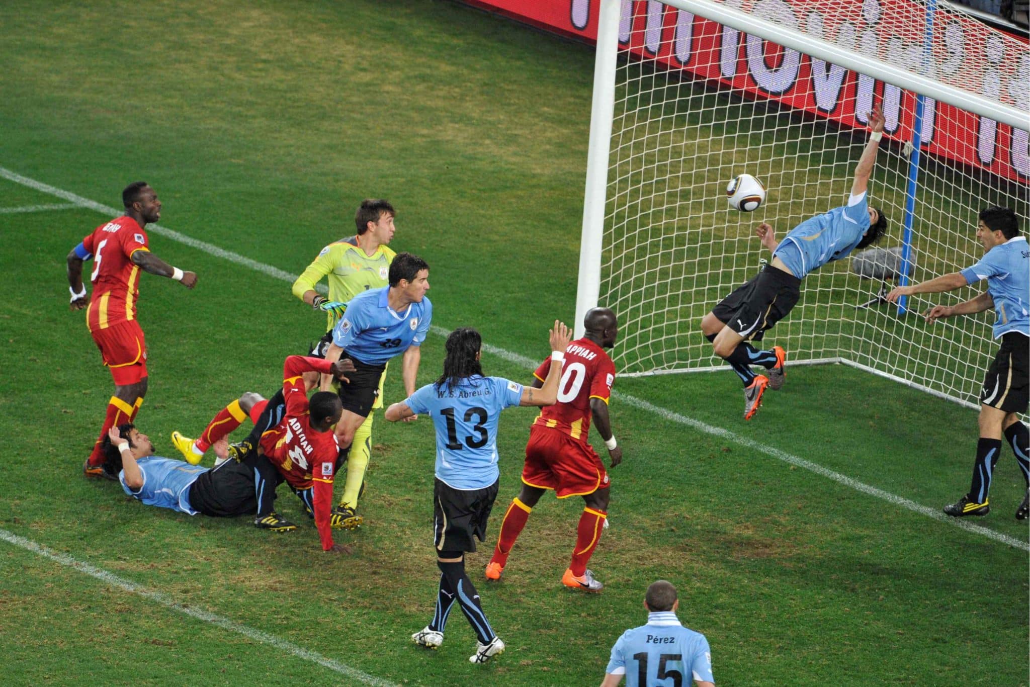 A "M&atilde;o de Deus" de Luis Su&aacute;rez salvou a elimina&ccedil;&atilde;o do Uruguai nas quartas de final da Copa do Mundo de 2010, na &Aacute;frica do Sul. Foto: Icon Sport