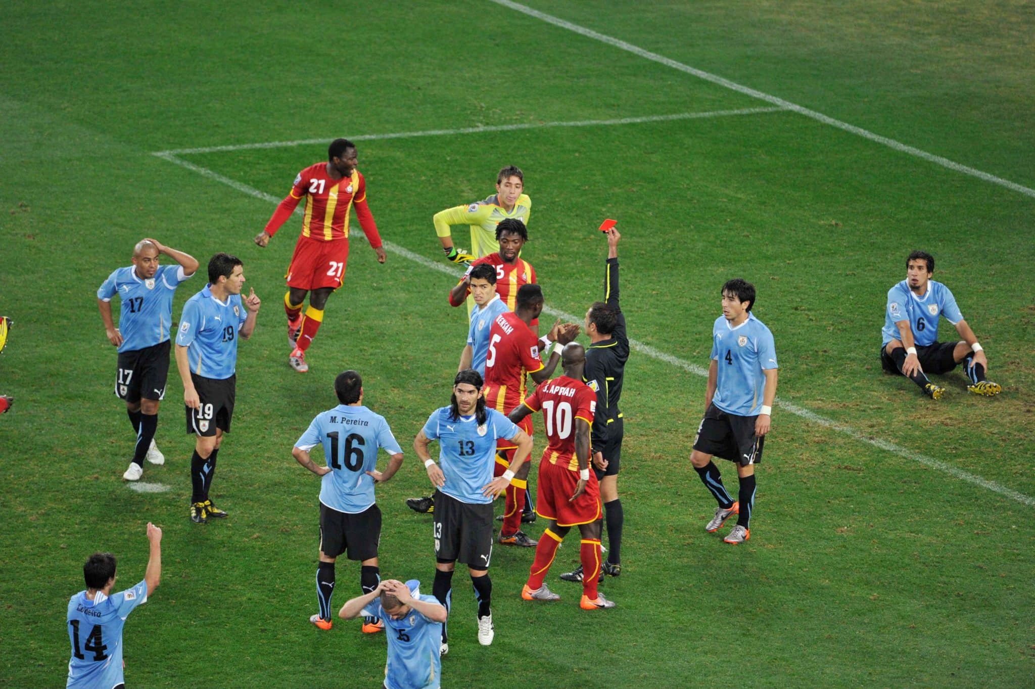 Luis Su&aacute;rez foi expulso das quartas de final da Copa ap&oacute;s "defender" a cabe&ccedil;ada de Dominic Adiyiah. Foto: Icon Sport