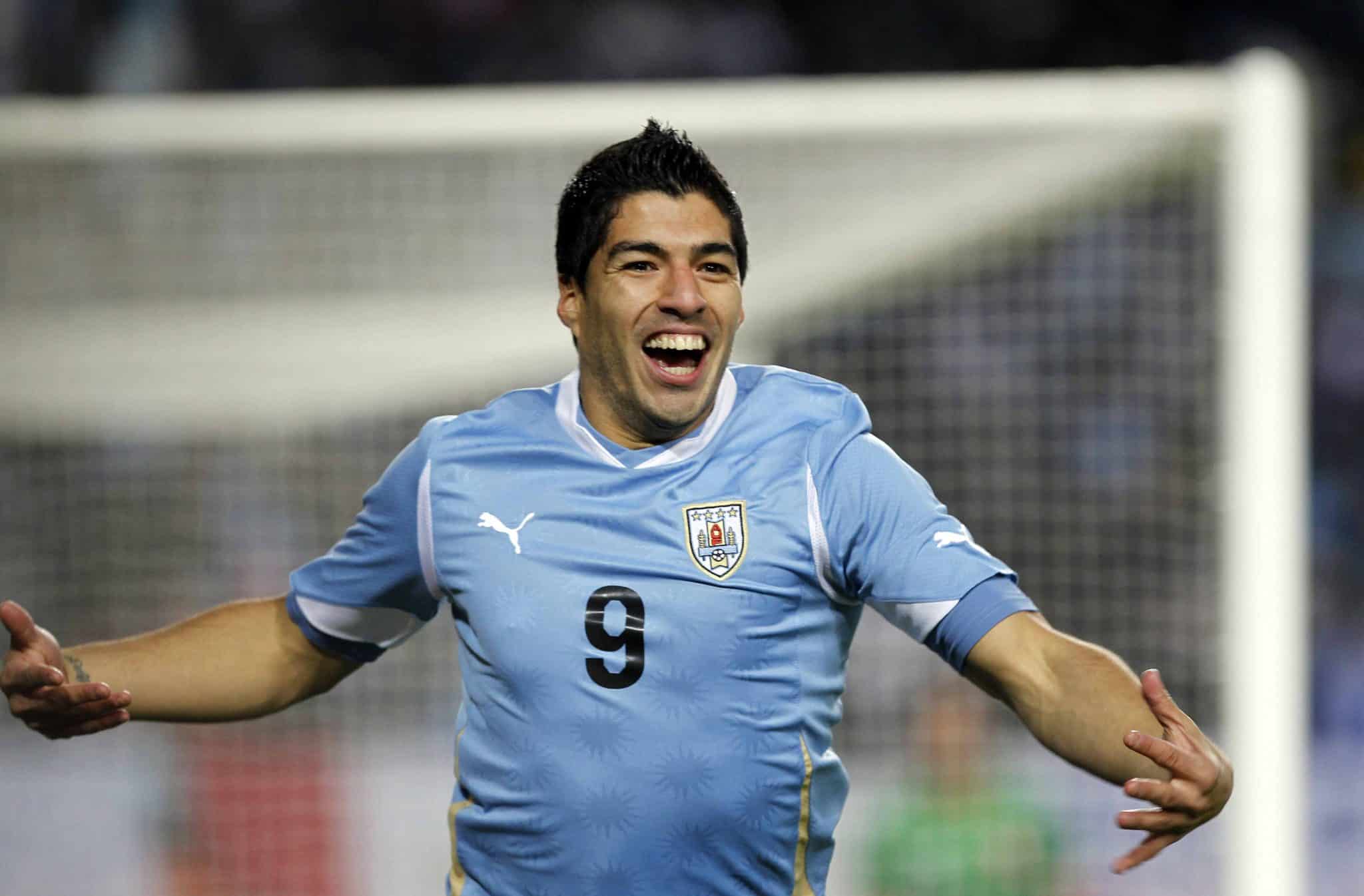 Defesa hist&oacute;rica, mordida e gols: Su&aacute;rez se despede do Uruguai com t&iacute;tulo e pol&ecirc;micas