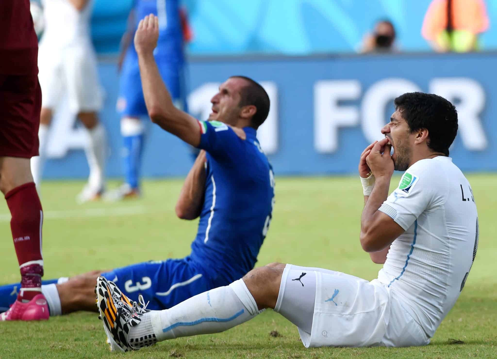 Luis Su&aacute;rez e Chiellini na Copa do Mundo de 2014, no Brasil. Foto: Icon Sport