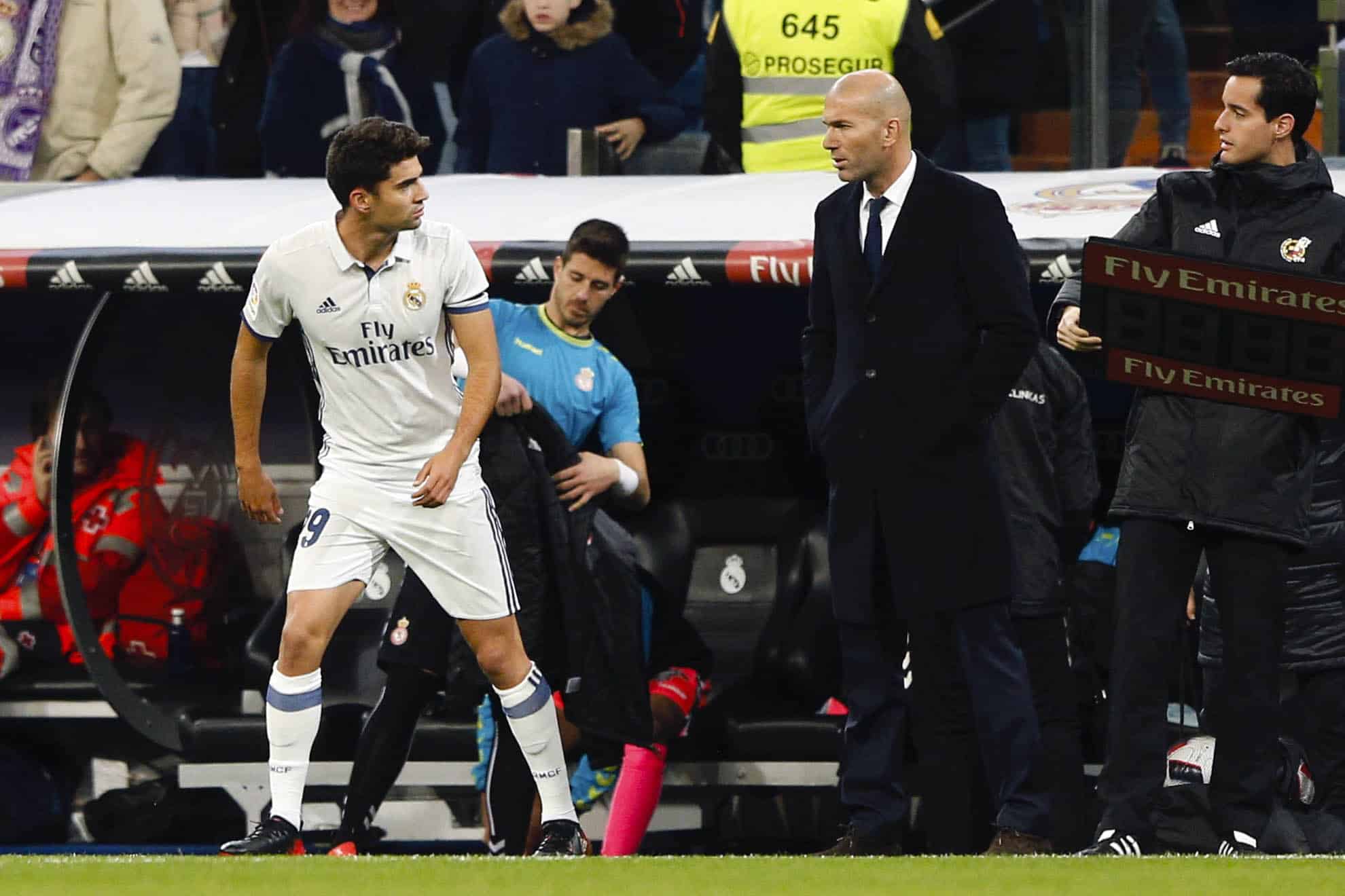 Foto: (IconSport) - Enzo Zidane e Zinedine Zidane, pelo Real Madrid