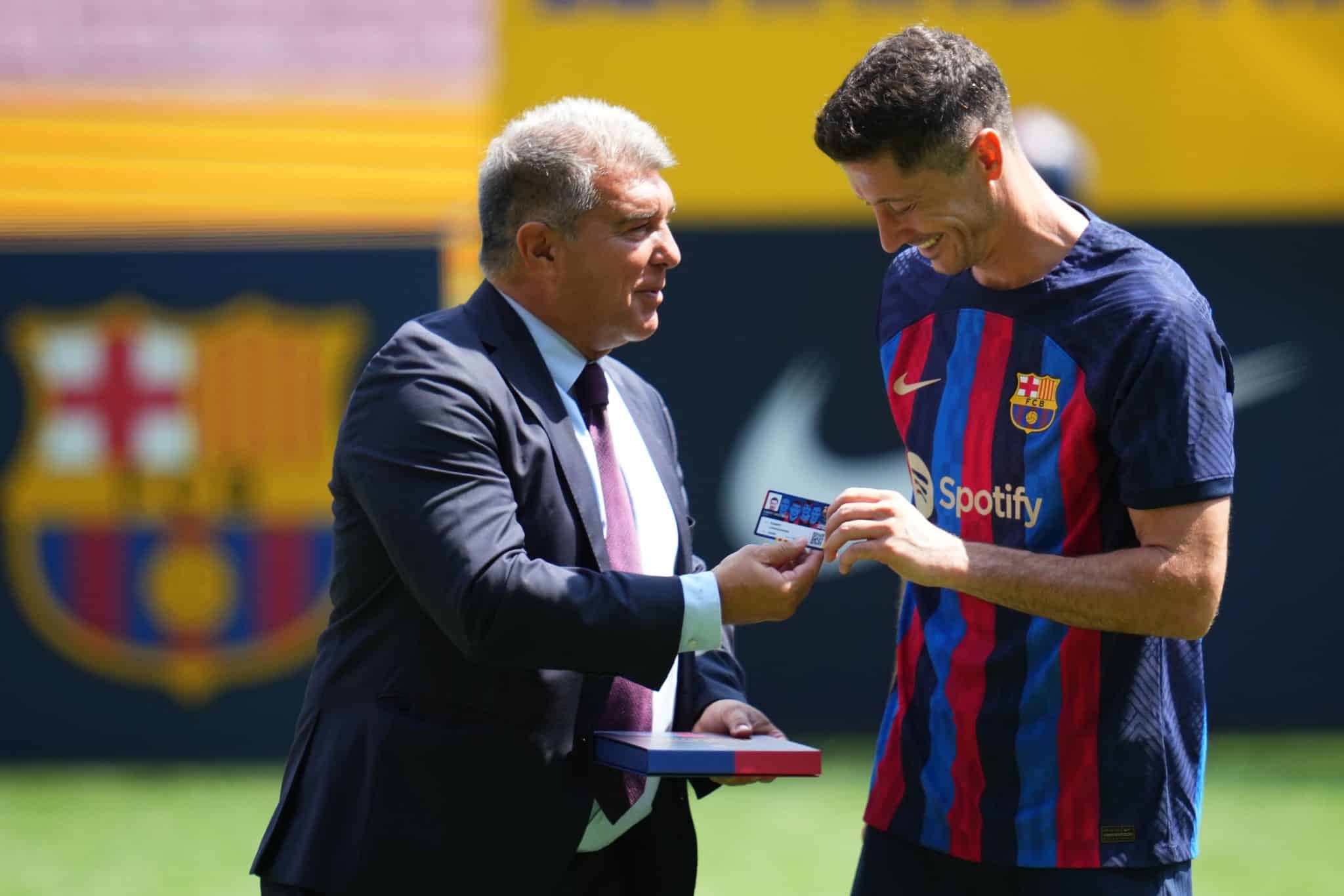 Lewandowski em sua apresenta&ccedil;&atilde;o no Barcelona, em agosto de 2022, ao lado de Joan Laporta, presidente do clube catal&atilde;o. Foto: Icon Sport