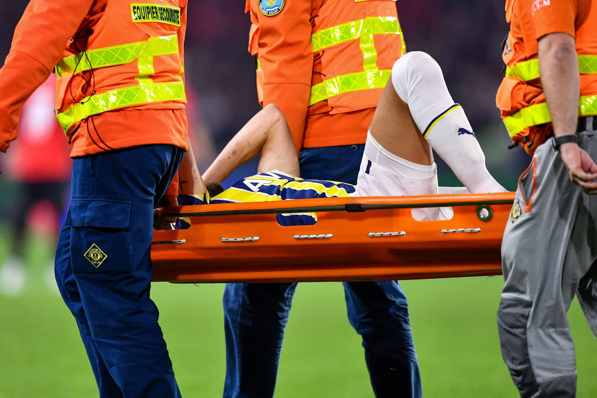 Luan Peres saindo de maca de um jogo do Fenerbah&ccedil;e,