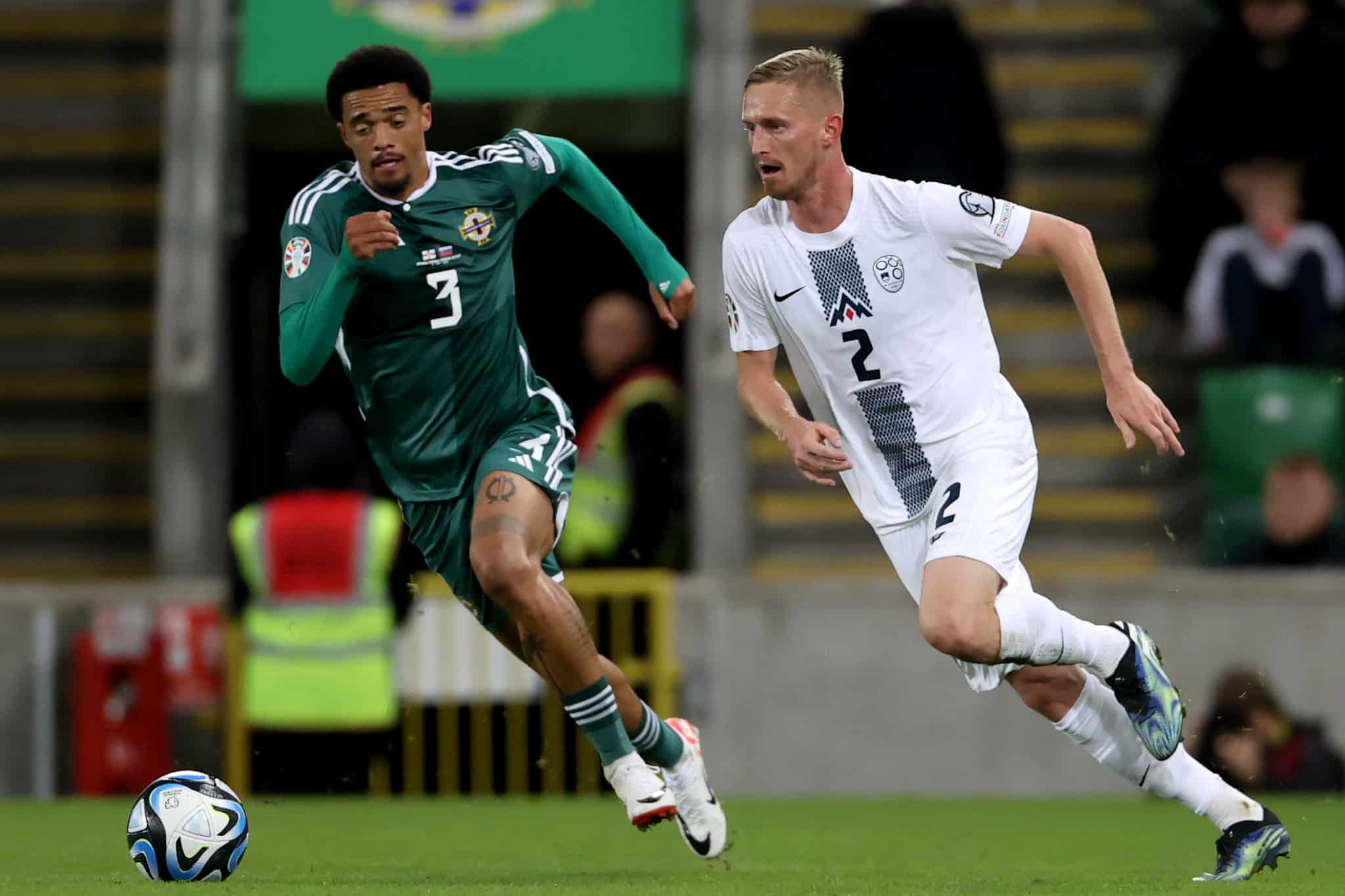 Jamal Lewis, em a&ccedil;&atilde;o pela Irlanda do Norte