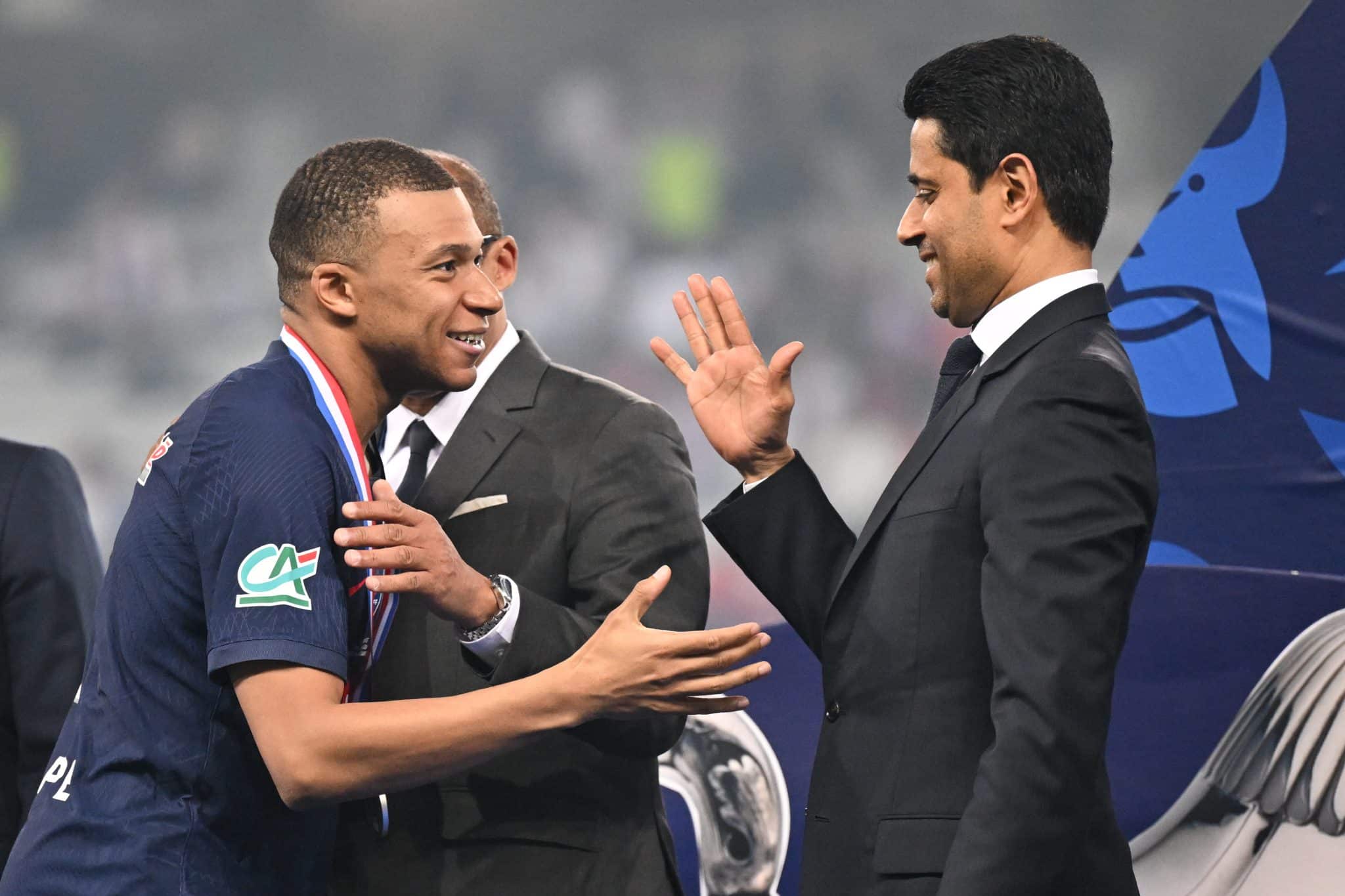 Mbapp&eacute; e Nasser Al Khelaifi, presidente do PSG. Foto: Icon Sport