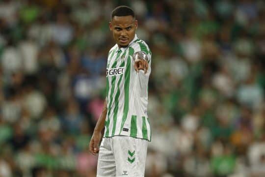 Companheiro de Vitor Roque no Betis, Natan brinca com trauma envolvendo o atacante: &lsquo;Quebrou meu nariz&rsquo;