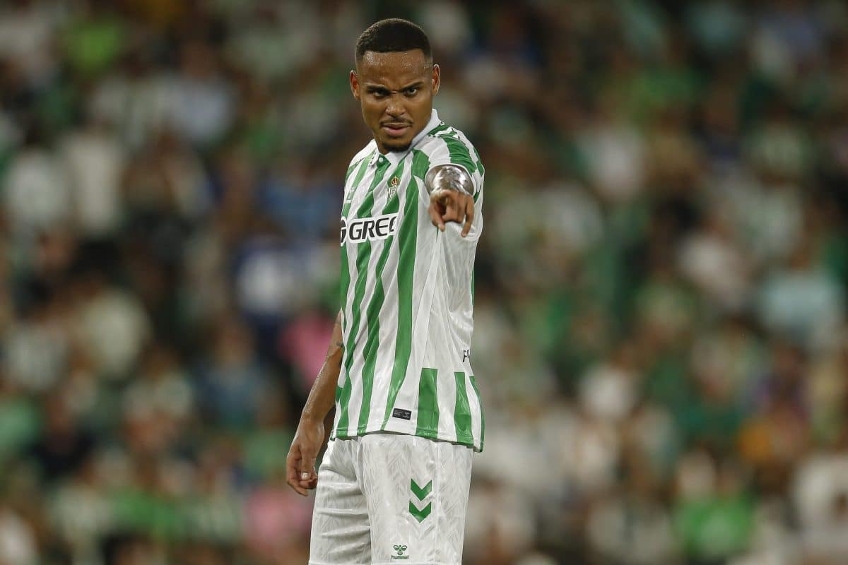 Companheiro de Vitor Roque no Betis, Natan brinca com trauma envolvendo o atacante: &lsquo;Quebrou meu nariz&rsquo;