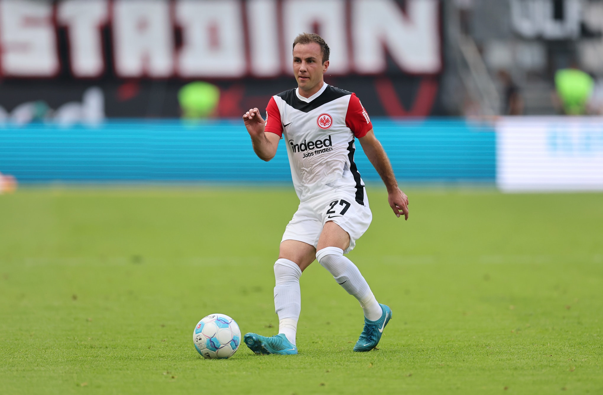 G&ouml;tze em a&ccedil;&atilde;o pelo Eintracht Frankfurt na temporada 24/25. Foto: Icon Sport