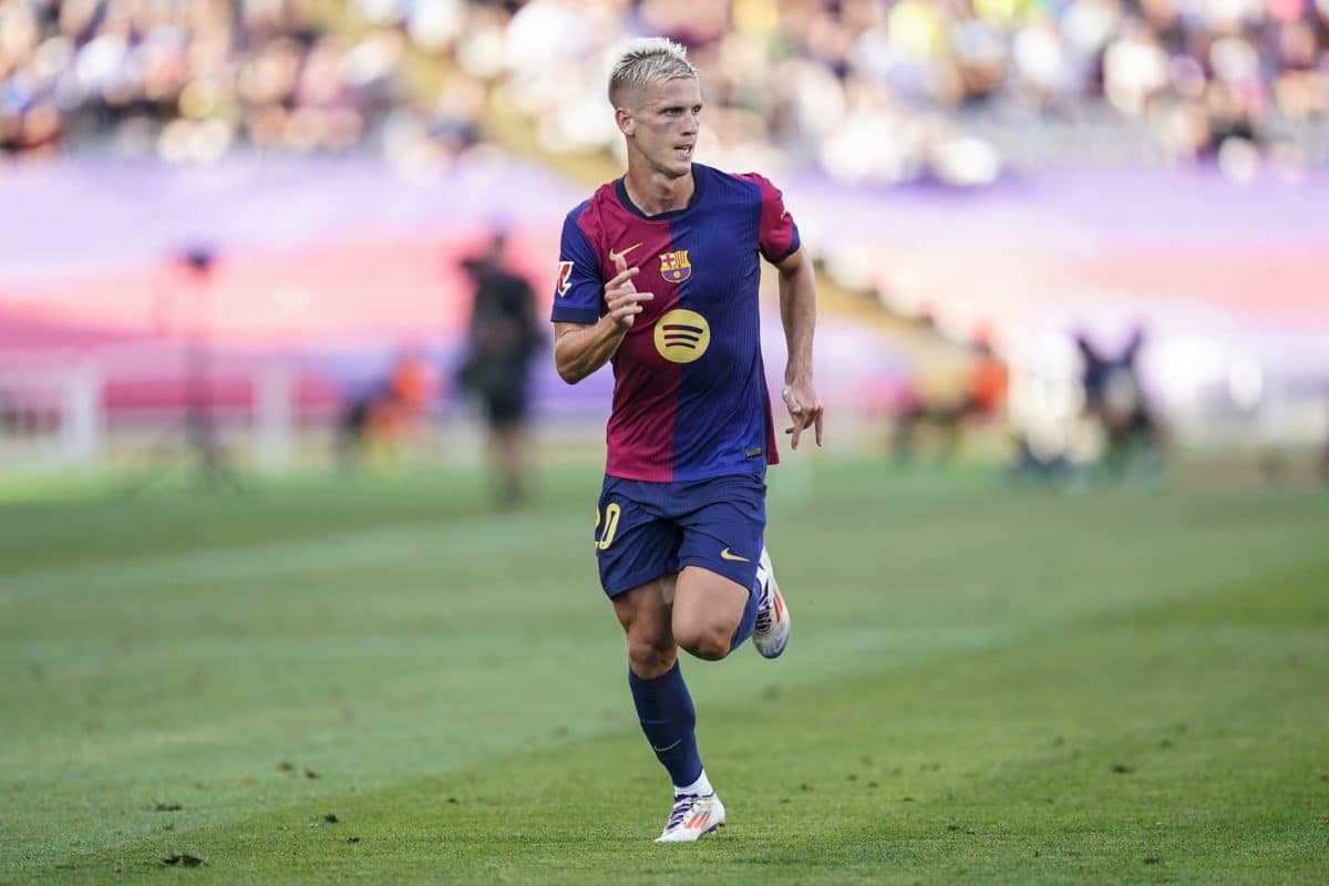 Dani Olmo, do Barcelona, corre em campo.
