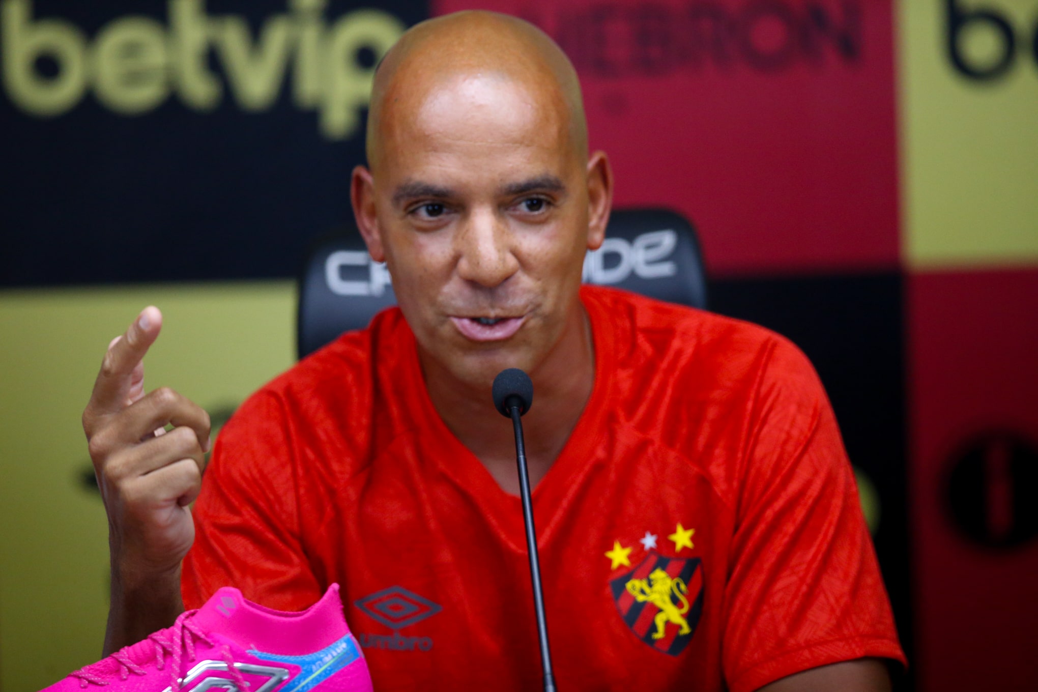 T&eacute;cnico Pepa em apresenta&ccedil;&atilde;o no Sport. Foto: Icon Sport