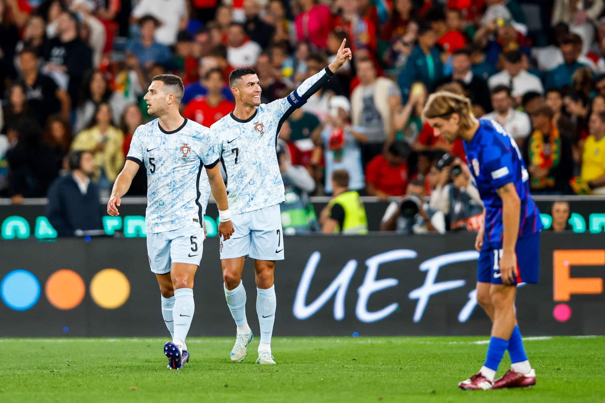 Rea&ccedil;&atilde;o de Cristiano Ronaldo ao fazer gol 900 de sua carreira mostra magnitude do feito