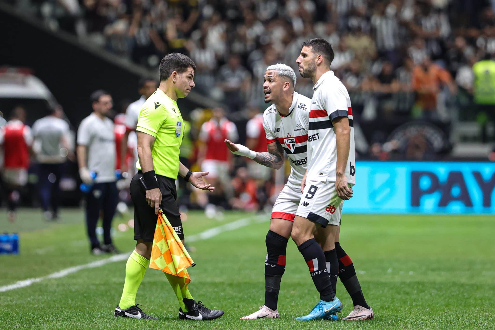 Luciano e Calleri reclamam com arbitragem