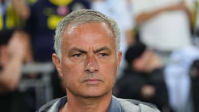 Na Turquia, Mourinho faz protesto inesperado contra decis&atilde;o do VAR