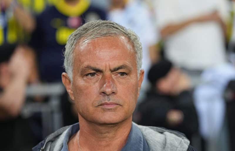 Na Turquia, Mourinho faz protesto inesperado contra decisão do VAR