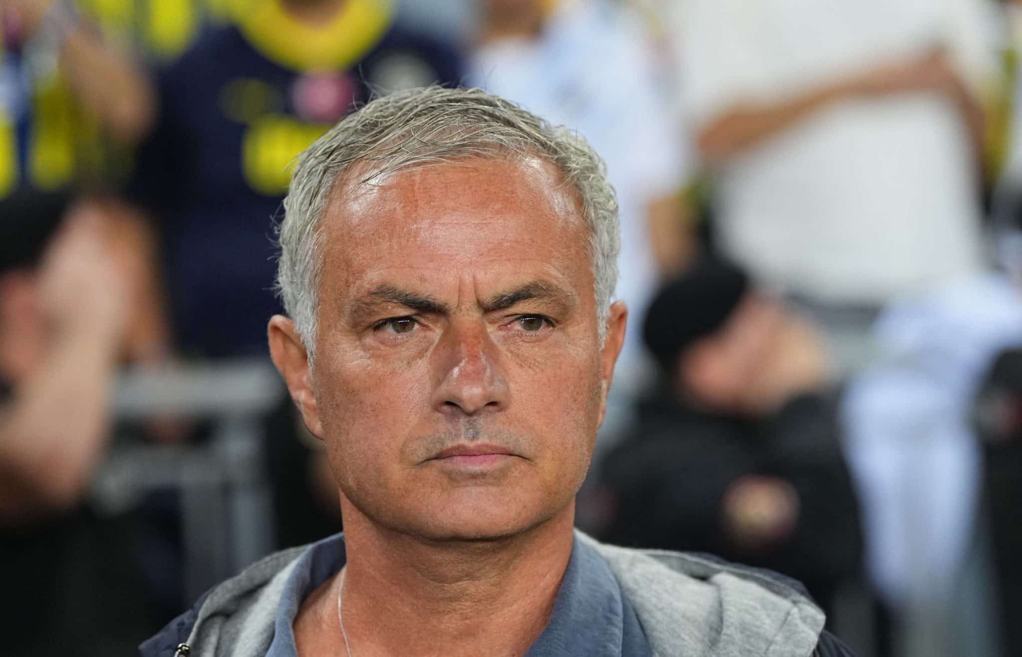 Na Turquia, Mourinho faz protesto inesperado contra decis&atilde;o do VAR