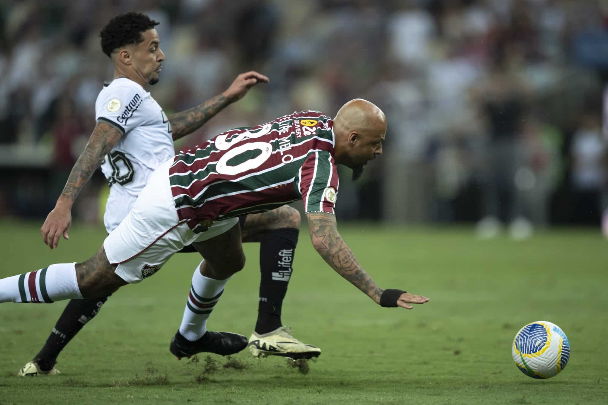 Gregore ganha de Felipe Melo, que pediu falta ap&oacute;s falha que definiu vit&oacute;ria do Botafogo sobre o Fluminense