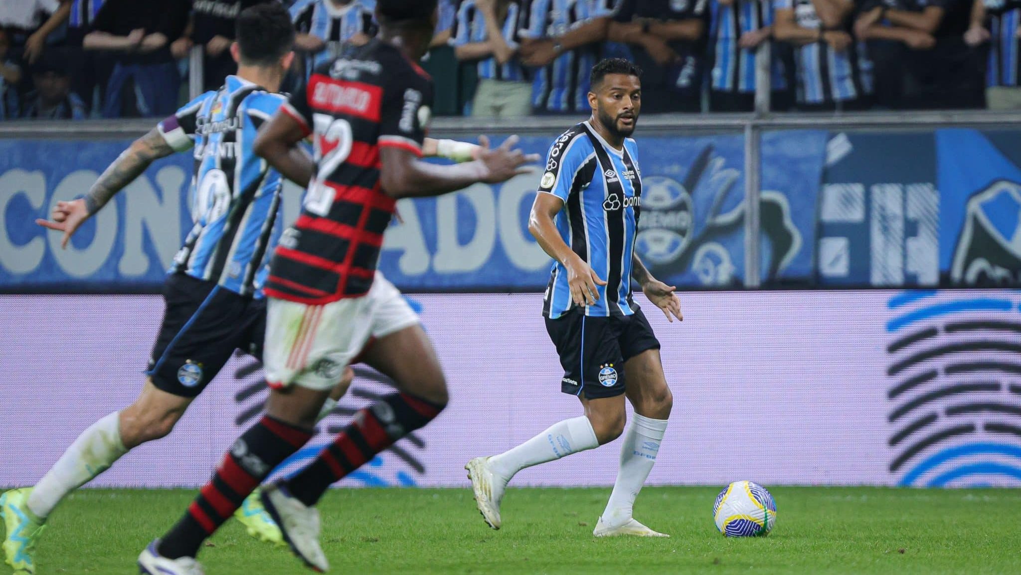 Reinaldo vai das vaias aos aplausos em vit&oacute;ria do Gr&ecirc;mio sobre o Flamengo